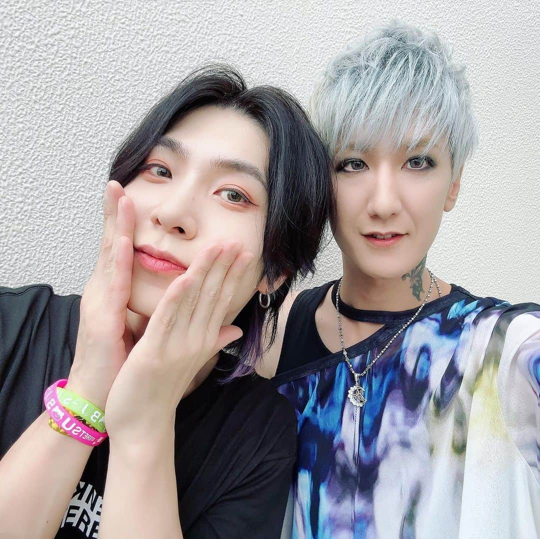 のインスタグラム：「バグサミでした！ 会うの4年振りぐらいらしい！一樹は相変わらずいっけめーんの王子様だったね!! 久し振りに聴いたBugLugはとっても大人になってました(笑)きっとお互いにそう思ってただろう…  今日来てくれたみんな、見てくれたみんな、ありがとう！そして呼んでくれたBugLugありがとう!!  めちゃくちゃ楽しかったよー  本番終わるまで雨降らなくて良かった。無事にバグサミ終わって良かったね！  vistlipフッ軽になったからまた呼んでね！  みんなも帰り道気をつけてねー  #vistlip #バグサミ」