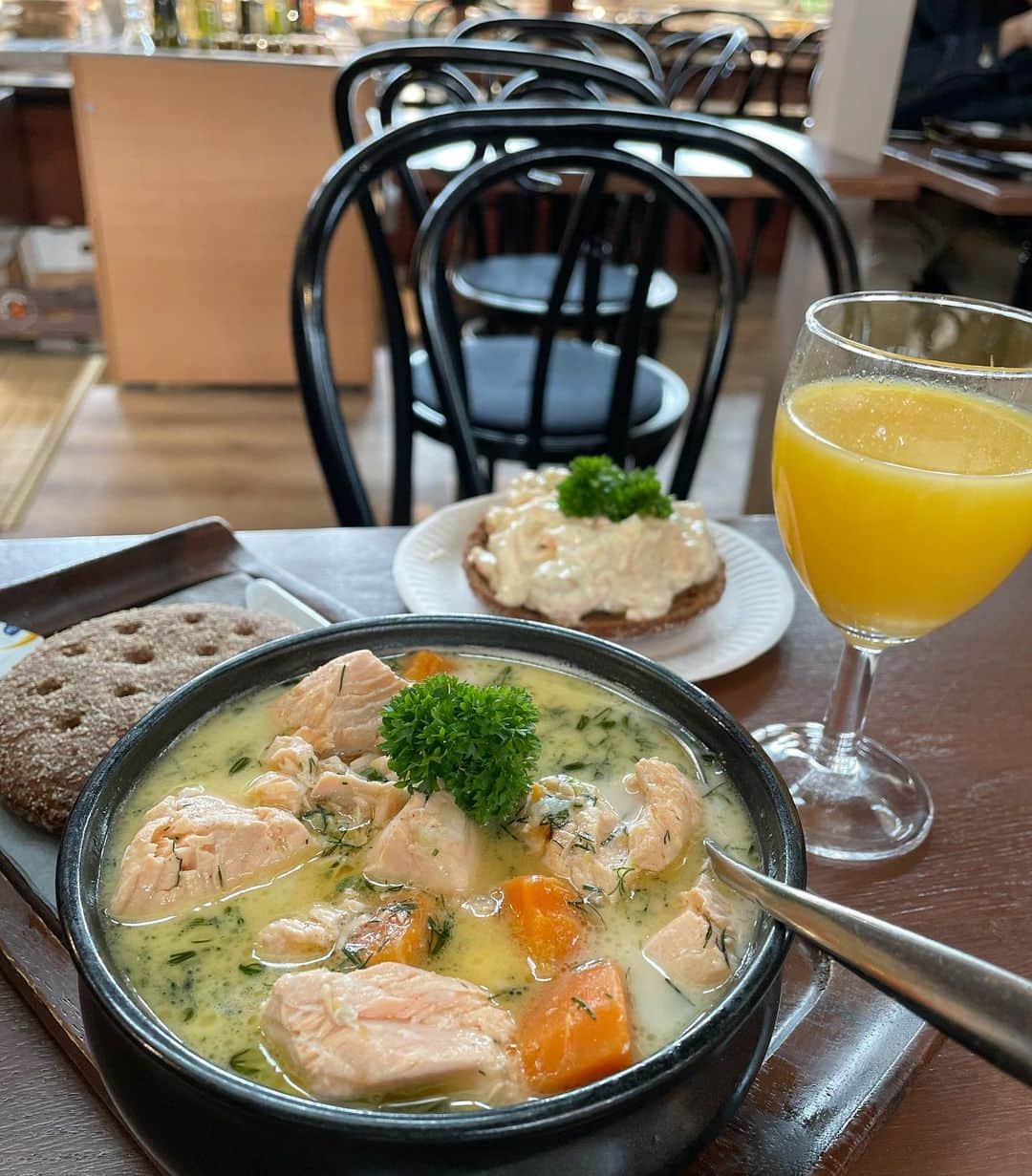 杉本雛乃のインスタグラム：「#tb #helsinki 次の海外が迫っているので前回の記録をやっと🤣  ヘルシンキ空港でトランジットすることが多いのですが、今回は時間があったので少し観光できました🙆🏻‍♀️ スープ美味しかったなぁ〜」