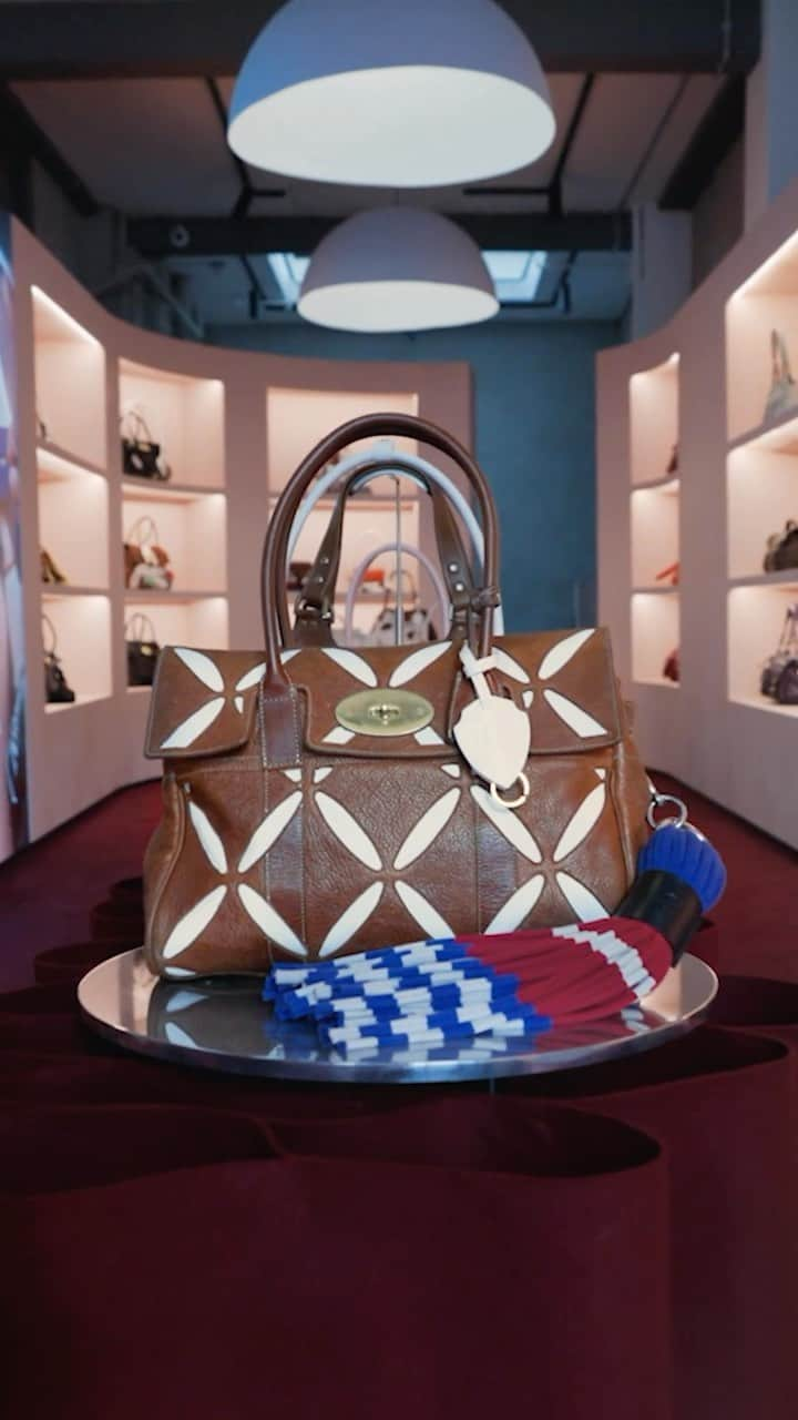 マルベリーのインスタグラム：「The Mulberry Pre-Loved Pop-Up  Discover pre-loved paradise at our pop-up dedicated to rare and archive Mulberry styles, featuring the exclusive Mulberry x Stefan Cooke collaboration.   12 Poland St, W1F 8QB 16th - 26th September  11am - 7pm  #MulberryMadeToLast」