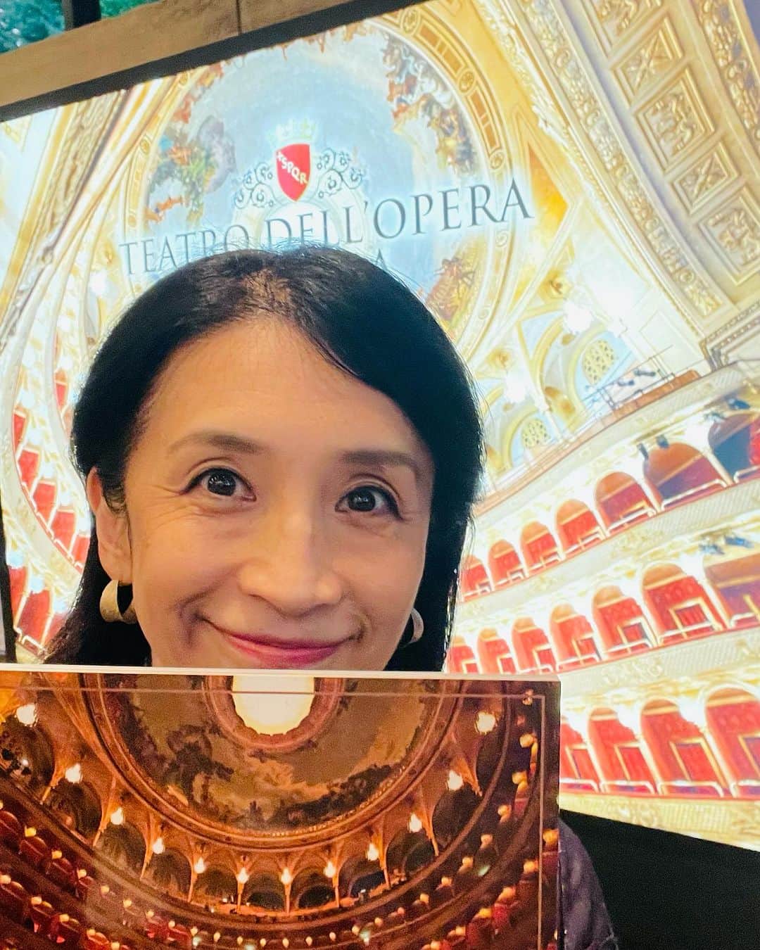 井脇幸江さんのインスタグラム写真 - (井脇幸江Instagram)「いよいよ❣️待ちに待った ローマ歌劇場のオペラ 『椿姫』と『トスカ』🌹  本日『椿姫』を観てきました。 演出がソフィア・コッポラ 衣装がヴァレンティノ 舞台美術はネイサン・クロウリー  そのどれもが、私にはドンピシャに好み💖🌹🥰🙌🏻  主演のヴィオレッタ（リセット・オロペサ）の細やかな心理描写👏🏻病床の最期の場面では、声の質も変化させながら、命が消えていくまでを、じっくりと味わわせてくれて🥲感情移入しまくりました😭😭😭  『トスカ』を楽しみに、「椿も観ておかないとね！」という感じで観に行ったのですが、かなり心を掴まれました💜  歌声、オペラ歌手のビジュアル、衣装に装置…やはり、  「美とは、バランス」でした✨  さぁ次は『トスカ』🌹🌹🌹 行く前にバレエ版『TOSCA』を観ておこうかなぁ💖  #Ballet #Dancer #バレエ #バレエダンサー #芸術 #芸術観賞 #舞台 #stage #トスカ #大人 #美の世界 #四ッ谷 #Iwaki Ballet Company #IBC #バレエスタジオ #バレエ教師 #バレエ教室 #美しい #楽しい #人生 # 健康 #東京 #井脇幸江 #ローマ歌劇場 #オペラ」9月16日 20時49分 - yukie.iwaki