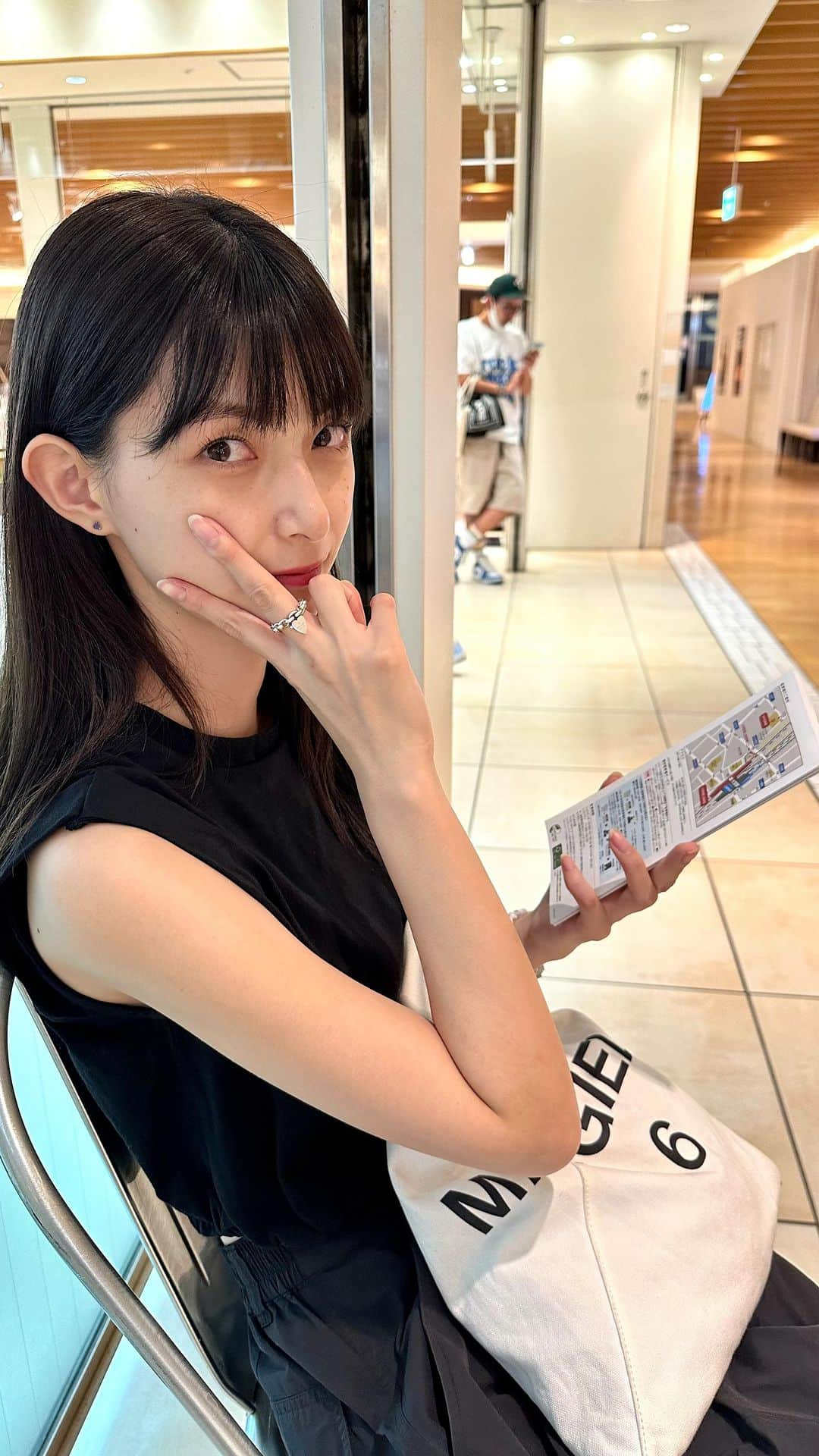 中澤瞳のインスタグラム：「カメラマン 妹子📷  お母さんが妹と3人お揃いでくれたブレスレット🤍」