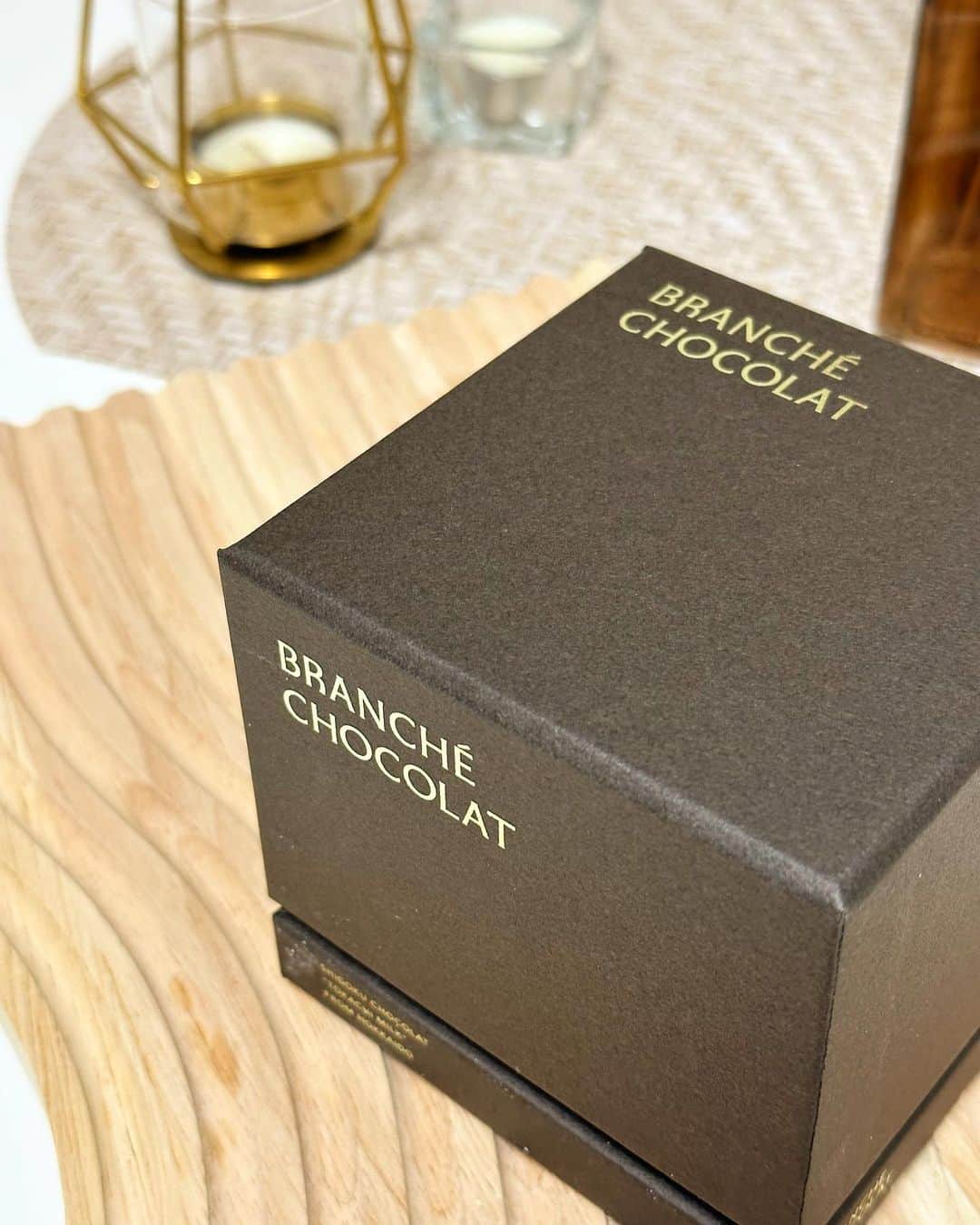 熊江琉唯さんのインスタグラム写真 - (熊江琉唯Instagram)「至福の正方形🥄✨ カレ・オ・ショコラ🍫  @branche_chocolat   ここのチョコはなめらかで濃厚で、 口に入れるとスーッと溶けて。 最高です☺️  プレゼントにもらったら 絶対嬉しい🎁✨✨  #チョコレート #スイーツ #おもたせスイーツ #デザート #chocolate #cake #sweet」9月16日 20時50分 - ruikumae