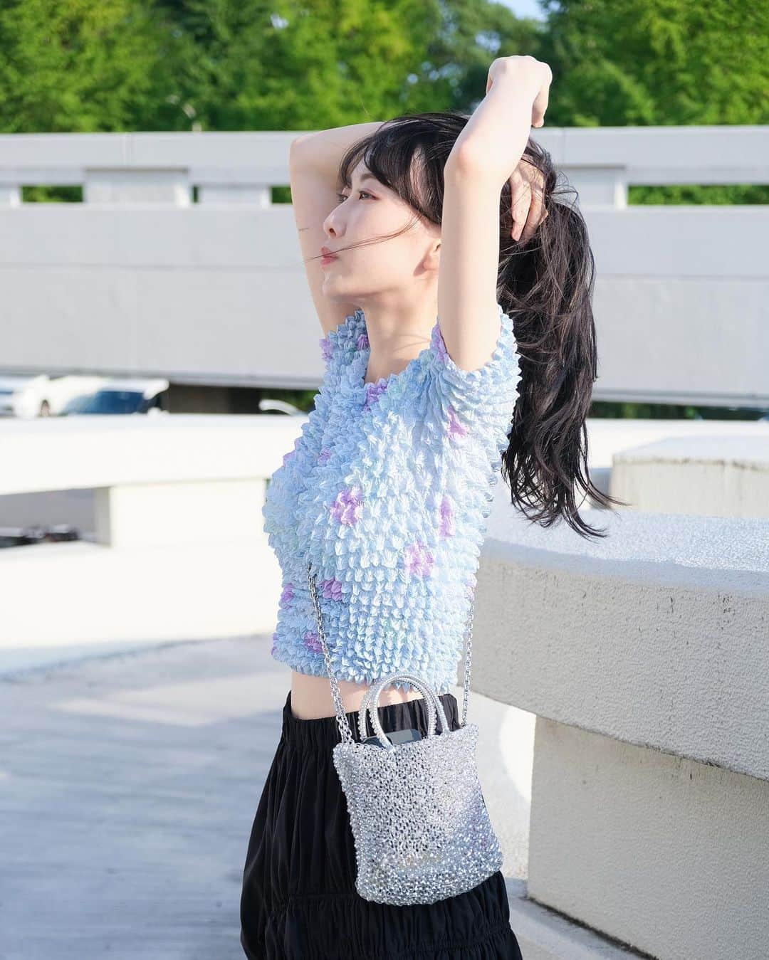 仁藤萌乃のインスタグラム：「夏が終わる前に載せておこうと思って🦋  tops/ @monalisa_tokyo  skirt/ @o0u_official  bag/ @anteprima_japan」