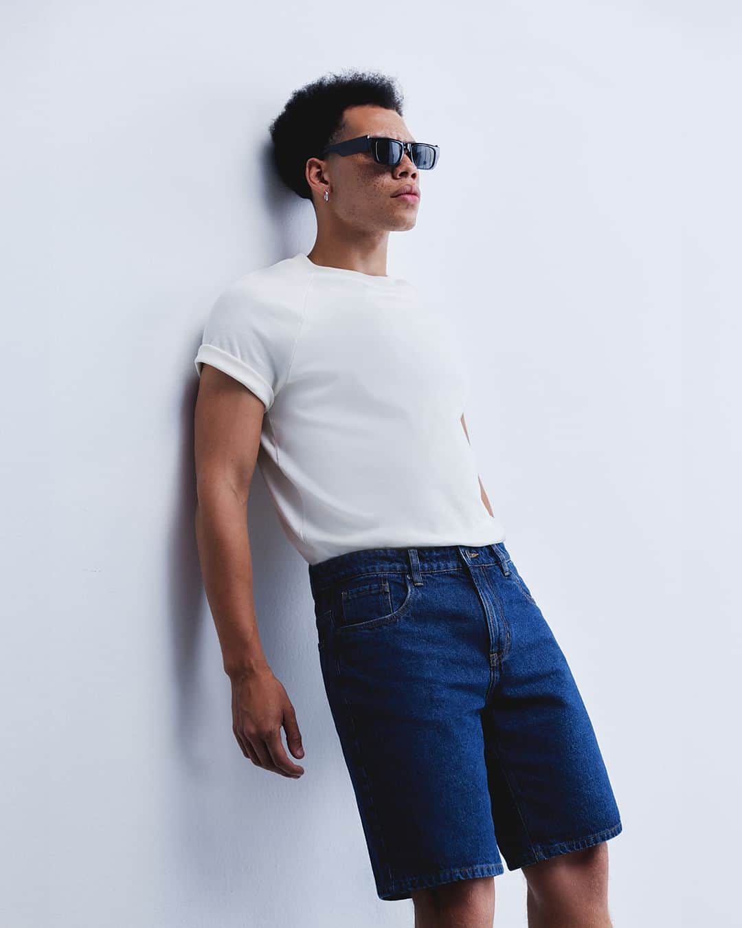 ロジャス・レナーのインスタグラム：「Look vintage, estiloso e mais sustentável? Com certeza! ❤️ A combinação entre a bermuda jeans reta e a camiseta básica cria um visual vintage e super charmoso. Além de uma produção toda mais sustentável, com nosso Re Jeans e camiseta feita com algodão mais sustentável. Clique nas imagens e garanta as peças. #MaisJeans #ReJeans #Básicos #Vintage #CamisetaBásica #BermudaJeans​   camiseta comfort 599400667 | bermuda reta 847253783」