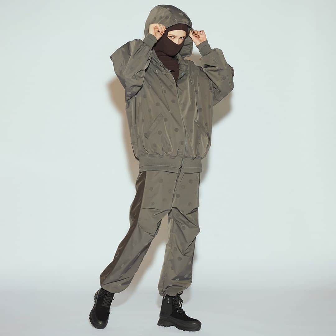 Double Standard Clothingのインスタグラム：「. NEW ARRIVAL 2023 AW COLLECTION  [TOPS] ESSENTIAL / フロッキードットジャージー price. 35,200円(税込) color. カーキグレー / ブラック size. F  [BOTTOMS] ESSENTIAL / フロッキードットパラシュートパンツ price. 27,500円(税込) color. カーキグレー / ブラック size. 36 / 38  ------------------------------------------- #doublestandardclothing #tokyo #DSC #sov #dscessential #nightstore #2023aw #fashion #ootd」