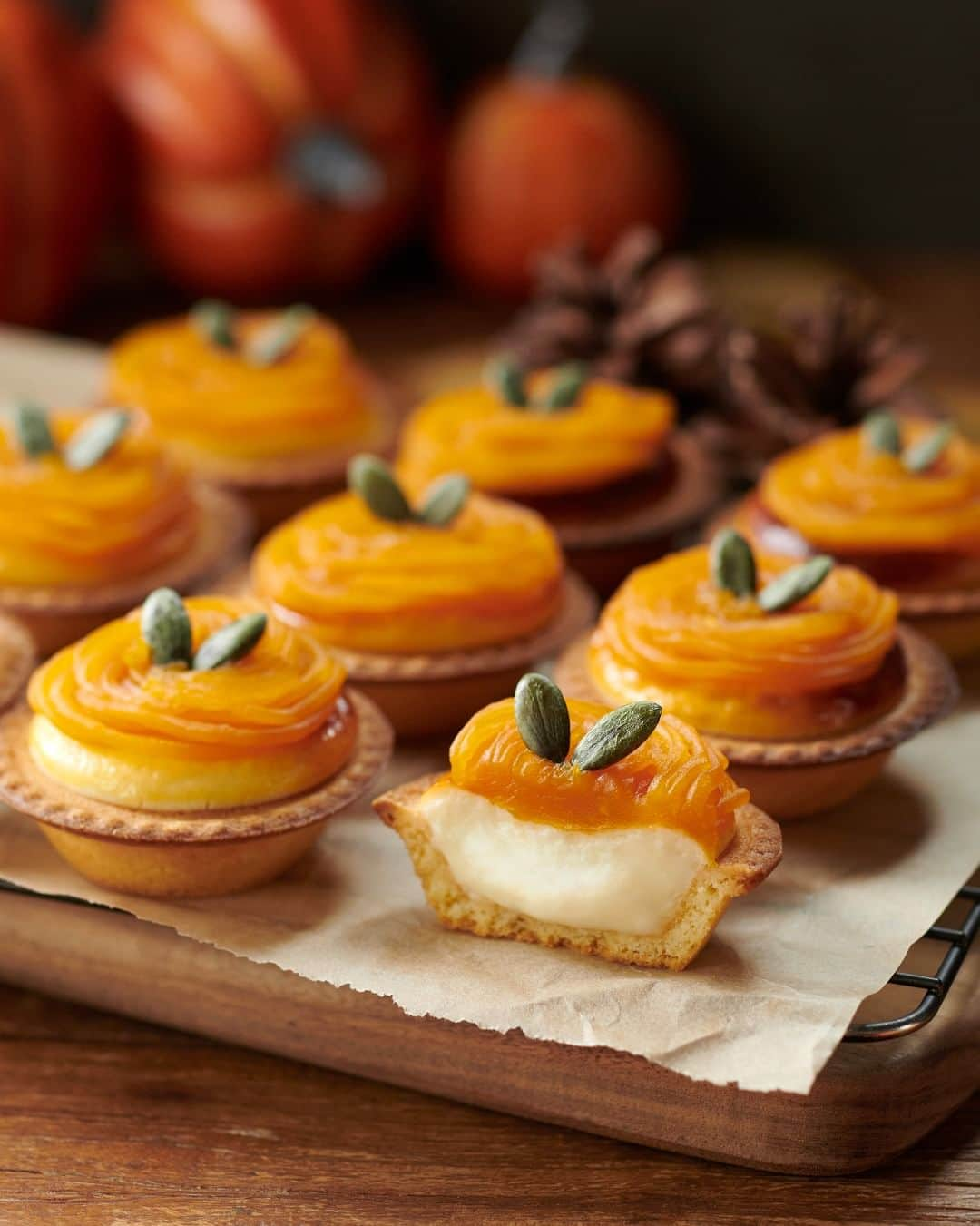 BAKE CHEESE TART OFFICIALのインスタグラム：「今年の秋も、芋・栗・かぼちゃを使用した 季節限定チーズタルトが登場🍁  秋の新商品第一弾として 「焼きたてチーズタルト 安納芋スイートポテト」と 「焼きたてチーズタルト パンプキン」を販売中✨  ┈┈┈┈┈┈┈┈ 🍁Happy Autumn Cheese Tart Fair🍁  9/1(金) 〜 🍠安納芋スイートポテト 🎃パンプキン  10/1(日) 〜 🌰モンブラン  10/15(日) 〜 🍠紫芋 ┈┈┈┈┈┈┈┈  ※ 紫芋はサクラマチ熊本店・アミュプラザ鹿児島店は販売対象外となります。 ※ 全商品売り切れ次第終了  #ベイクチーズタルト #bakecheesetart #チーズタルト専門店 #チーズタルト #チーズ #チーズケーキ #パンプキン #かぼちゃ #かぼちゃスイーツ #安納芋 #スイートポテト #さつまいもスイーツ」