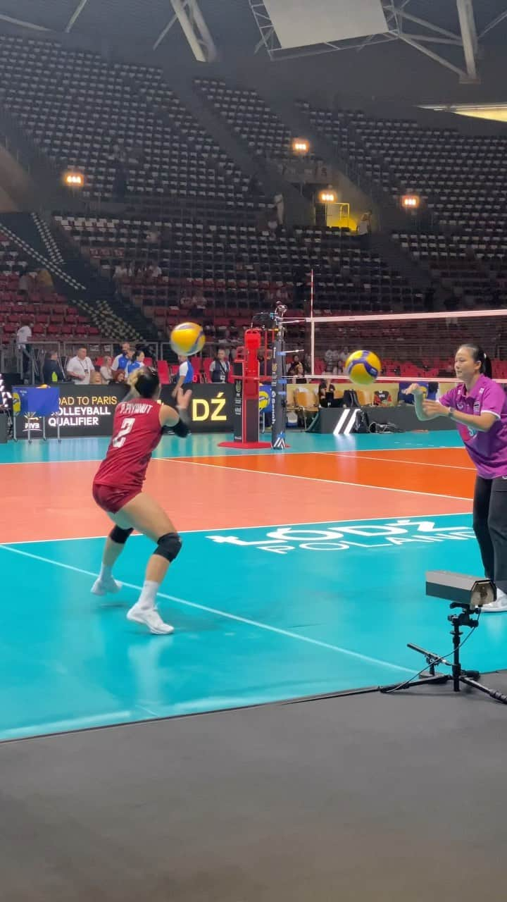 ピヤヌット・パンノイのインスタグラム：「LIBERO WARM UP DRILL 🤩   📺 Watch the @paris2024 Qualifier on VBTV.  🏐 #volleyball #CloserToParis #วอลเลย์บอลหญิง」