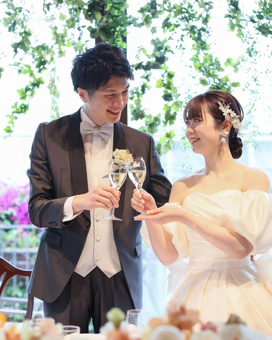 南青山ル・アンジェ教会のインスタグラム：「.  乾杯のご発声はどなたにお願いされますか？🥂 ご来賓の方はもちろん、おふたりでされる方も小さなお子様にお願いされる方もいらっしゃいます  ┈┈┈┈┈┈┈┈┈┈┈┈┈┈┈  随時ブライダルフェアを行っております⛪️🍴✨ TOPページの リンク または［お問い合わせ］より お気軽に ご相談ください！ @chapelle_des_anges   ［ご予約・お問い合わせ］ 南青山ル・アンジェ教会 ☎︎ 03-5962-7096 平日 12:00-19:00 / 土日祝 9:00-19:00 火曜定休(祝日除く)  ┈┈┈┈┈┈┈┈┈┈┈┈┈┈┈  #南青山ルアンジェ教会 #TAKAMIBRIDAL #タカミブライダル #ルアンジェ教会  #ルアンジェ花嫁 #教会挙式 #独立型チャペル  #チャペル挙式  #表参道結婚式場  #南青山結婚式場  #プレ花嫁  #プレ花嫁準備  #プレ花嫁さんと繋がりたい  #結婚式場探し  #ゼクシィ #レストランウェディング  #chapelledesanges #ウェディングドレス #フォトウェディング #フォト婚 #2人挙式 #花嫁」