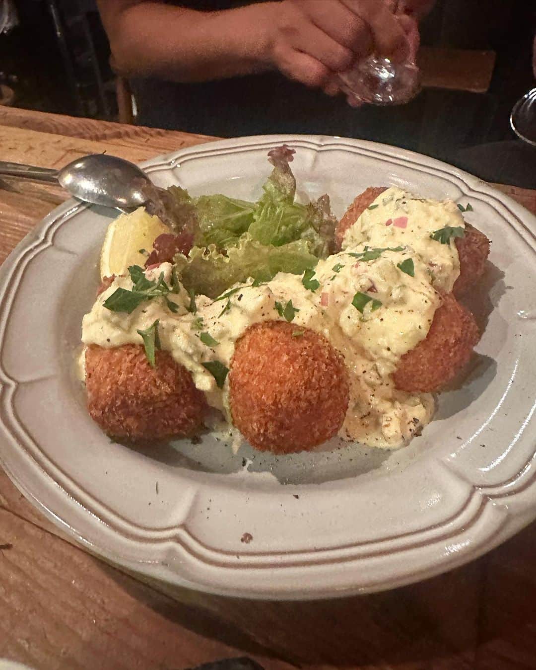 こちえさんのインスタグラム写真 - (こちえInstagram)「. . どれもめっちゃ美味しかった🥺💛  コロッケは牡蠣のクリームコロッケ🦪  ラムの煮込みも食べたけど撮るの忘れた🥹 てか23時半くらいに行ったのに 冷静に食べすぎではwww  美味しかった楽しかったので良し🥸  夜中までこのクオリティのお料理 が食べられるなんて素敵すぎる🤤  お店の方も優しかったし 絶対また行く〜😙🩷🩵  @trunk_winebar  #trunk  #クリームコロッケ #フライドポテト#ソーセージ #ブッラータ#ワインバル  #目黒グルメ#目黒ディナー #東京グルメ#東京ディナー #東京ビストロ#グルメ女子 #ワイン女子#目黒#東京 #burratacheese#sausage #bistro#winelover #followme#japanesegirl  #yummy#tokyo#japan」9月16日 20時52分 - ___5ch1_ko