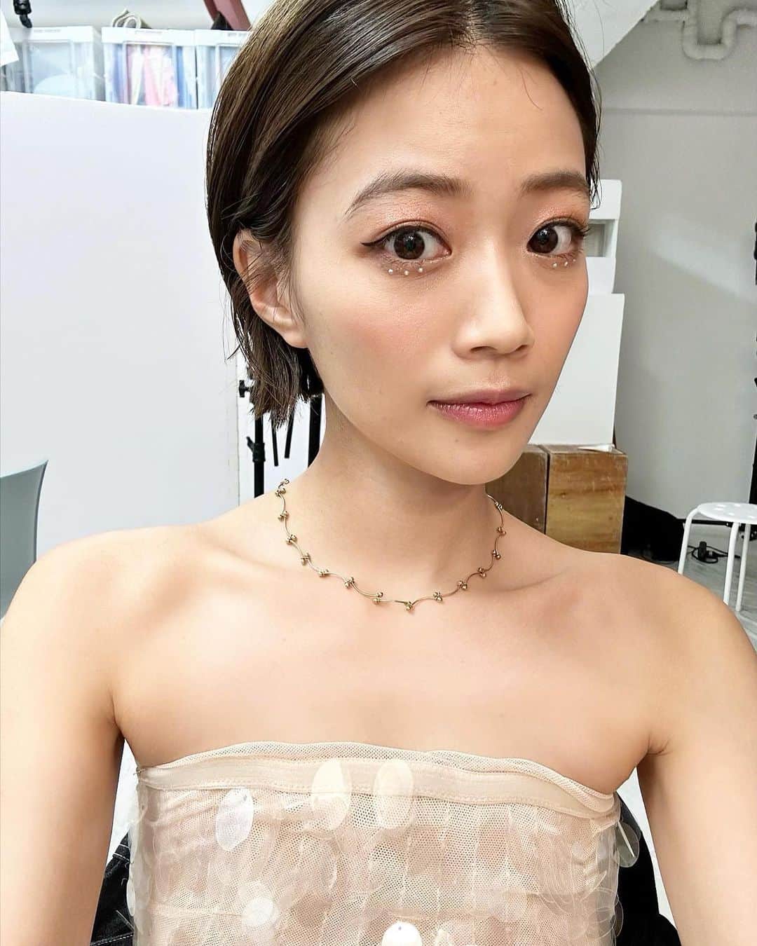 のインスタグラム：「最近🫦🎀👑🦋📸  自分じゃできないメイクしてもらえるから毎日楽しいっ！  . . . . #makeup #イエベ秋 #ショートヘア」