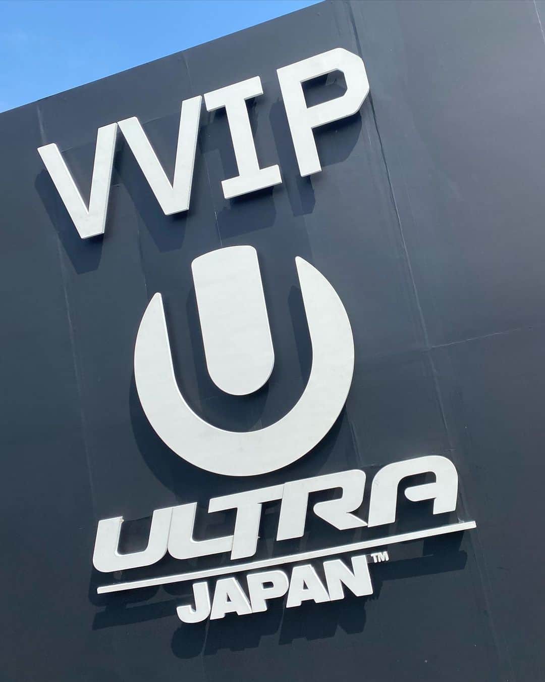 Roseさんのインスタグラム写真 - (RoseInstagram)「. ULTRA JAPAN🇯🇵❤️‍🔥  1日目🔥🔥🔥 人も熱気も活気もやばすぎる空間🤟  あしたも楽しみ🍾🍾🍾❤️‍🔥  #ultrajapan #ウルトラジャパン  #ultrajapan2023 #vvip #champagne  #champagnegirl #champagnegal」9月16日 20時54分 - rose_ro_tan