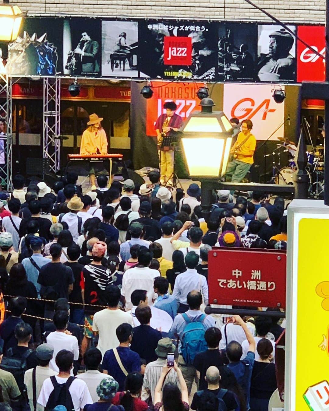のインスタグラム：「中州JAZZイエローステージ、YoYo the "Pianoman" トップバッター務めさせていただきました！ お集まりくださった皆さん最高です。  なんとー！！！Guitar小沼ようすけさんも飛び入りセッション！！！豪華、高速スウィングでブチ上がりました。  この通り熱気&湿気MAX！街全体が音楽愛に染まる最高のフェス、観覧無料！ヤバしです。音楽鳴り響く中州の街をこの後も楽しみます。  サイン会への到着も遅れすみません！ 2日間、見かけたら声かけてください！その場でさせていただきます🙏🙏🙏  #yoyothepianoman #小沼ようすけ #浦ヒロノリ #小森陽子 #垣替啓介 #中州ジャズ2023」