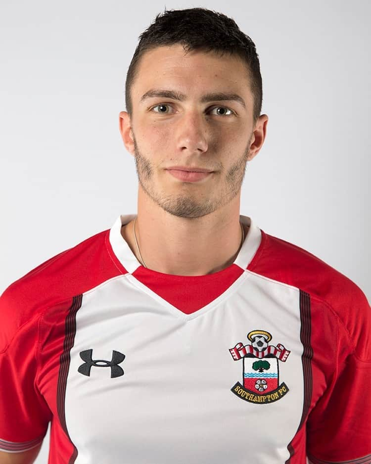 サウサンプトンFCさんのインスタグラム写真 - (サウサンプトンFCInstagram)「Everyone connected with Southampton Football Club is devastated to hear the news of the tragic passing of Ben Cull.   Ben, 24, was a former Academy player at the club who joined in 2012 and rose through the age groups, representing the England U16 team and establishing himself in our U21 side.   An extremely talented player, Ben’s skill on the pitch was complemented by his fantastic attitude and determination off it.   Ben’s promising football career was cut short in 2017 after being diagnosed with a rare form of bone cancer, at which point he dedicated himself to charity fundraising events for the Teenage Cancer Trust. His efforts saw him become the inaugural inductee into the Southampton FC Academy Alumni Hall of Fame and win the Premier League’s Academy Alumni award.   The thoughts of everyone at the club are with Ben’s family, friends and his partner Daisy at this extremely difficult time.   We will be holding a minute’s applause in memory of Ben before our home game against Ipswich Town on Tuesday 19th September.」9月16日 20時56分 - southamptonfc