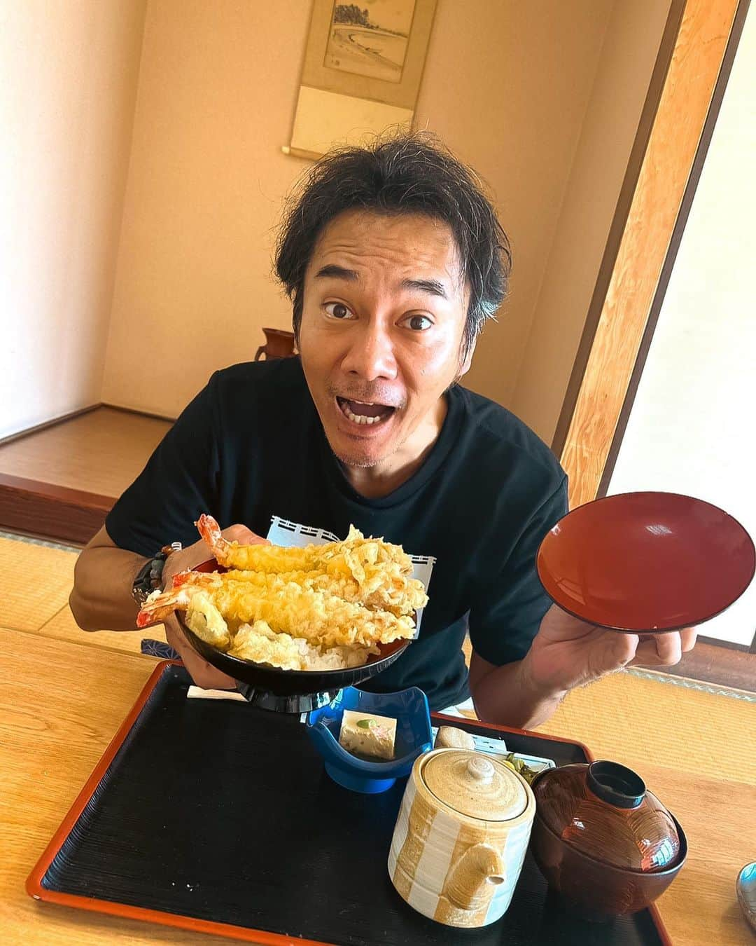 元木行哉のインスタグラム：「⁡ 秋穂(あいお)のえびは食べておかないと！と勧められ、車えび養殖事業発祥の地として知られる山口市秋穂へ行ってきました。 民宿しらいさんの大エビ天丼。 どんぶりからはみ出てるよ！ しかも三尾も！ 身もプリップリで濃厚で美味しかった。 海を見ながらのお料理、満喫しました。 ⁡ #山口県  #大エビ  #車海老  #秋穂  #天丼  #グルメ  #元木行哉」