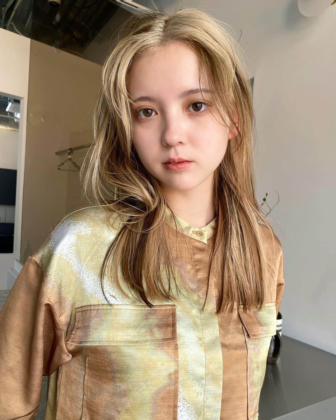 のインスタグラム：「〝blond ×beige〟  ベージュで作るセクションローライトは秋っぽくて可愛いですよ◎  2.3枚目のハイライト、フルブリーチ、フェイスフレーミング、暗髪履歴のbeforeからはなかなか大変でしたが なるべくダメージレスに👏🏻  @alyne__11  ありがとうございました👐🏻」