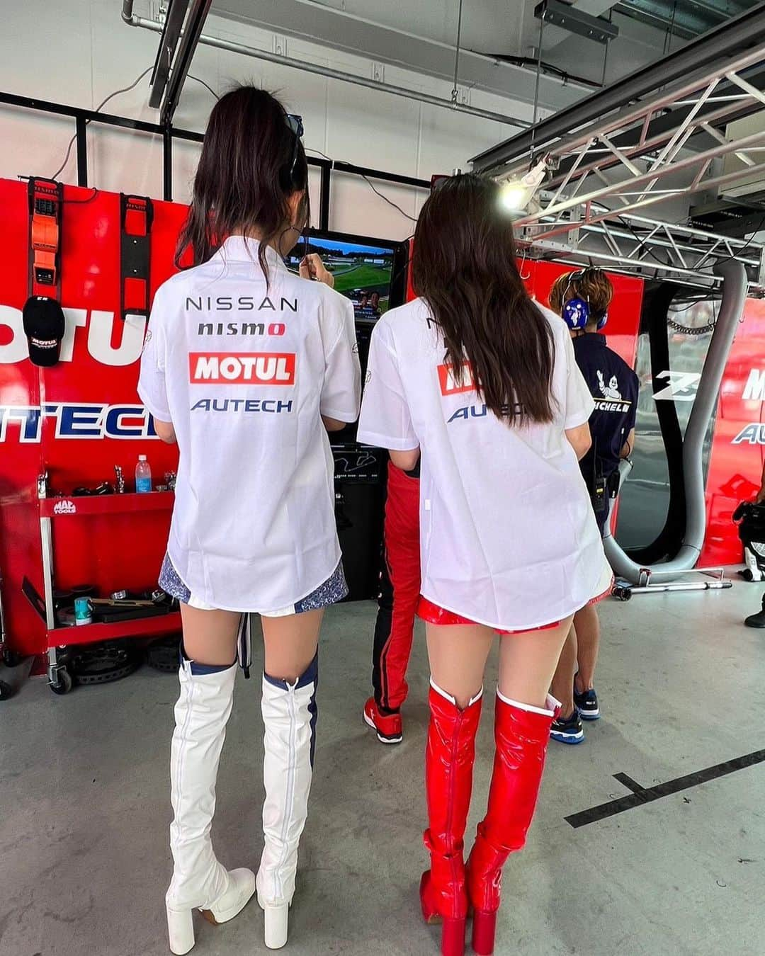 密照幸映さんのインスタグラム写真 - (密照幸映Instagram)「【SUPER GT Rd.6 SUGO　予選】  今日の予選も沢山の応援 ありがとうございました🚩  「皆さんからの一緒に応援しましょう！」 「今回は絶対アレを」 というお言葉凄く嬉しかったです！ みんな気持ちは一つ🫶  まず今日の結果からお伝えします。  予選前には☔️が降っていたのでレインとドライの両使いの激しい予選が繰り広げられていましたが、GT500クラス予選Q1が始まる頃には雨が止み、ほとんど路面が乾いた状態になり、スリックタイヤ🛞でスタートしました。  予選Q1担当ドライバーは松田選手！  タイムは1:10.164 トップタイムで予選Q1突破❤️‍🔥❤️‍🔥  最後のアタック前が 1分20秒台だったので タイヤを慣らしているとはいえ、 このトップタイムが出たときは鳥肌でした…✨  続く予選Q2ロニー選手！  最後のアタックで1:09.486で2位でチェッカーを受けて明日はフロントローからのスタートです🥰👍🏻 1位とは僅差でした💦 　  松田選手→公式練習、予選Q1共にトップタイムで流石の走りを見してくれました！ 完全復活ですね💯  ロニー選手→タイムを見ればわかりますが、勢いのある走りで予選ではいいタイムが出て欲しい、これは出るだろうとドキドキ💓させてもらいました！  明日の決勝が楽しみでなりません🔥 お2人の走りに期待して 優勝できるよう、一丸となって一緒に応援していきましょう✊🏼✨  勝負は明日😤  明日のスケジュールを改めて共有します↓  ______________________________________  《9月17日（日）決勝》 🎤8:25〜8:35 スポンサーステージ 　9:40〜10:00 ドライバートークショー ◆10:10〜11:10 ピットウォーク ◆11:30〜11:45 ドライバーズアピアランス   12:00〜12:20 ウォームアップ走行 （グリッドボードはみほちゃんが担当します🚩）  12:20〜13:30 スタート進行   13:30〜決勝レース（84Laps）→表彰式 ◆13:45〜14:15 NISSAN/NISMOブース  （◆←のところがみんなと会えるところです） ______________________________________  ピットウォークやサイン会では お馴染みの皆さんとも会えて 初めましての方も多くて嬉しかったなぁ♡  ちょうど雨がパラパラきたりする時間だったのにも関わらず集まってくださりありがとうございます😣💗 皆さんが撮ってくれたお写真 どしどしお待ちしております☺️🙏  勝負は明日！！！ 良き日になりますように🙏✨  今日も沢山のご来場ありがとうございました！ 明日も引き続き、23号車への熱い応援を宜しくお願いします🏎️🏁  photo by みほちゃん✴︎  2枚目はロニー選手の走りを見守っていた私達です♡  ©️NISMO  @MOTULJapan @autech_com  @nissanjapan  @nismo_jp_official   #MOTUL #MOTULJapan #PoweredByMOTUL #NISSAN #日産自動車 #NISMO #GoGoNISSAN2023 #supergt #sgt #スーパーgt #GT500 #circuit #motersport #23 #23号車 #レースクイーン #RQ #RACEQUEEN #スポーツランドsugo  #密照幸映」9月16日 21時09分 - saemissho_