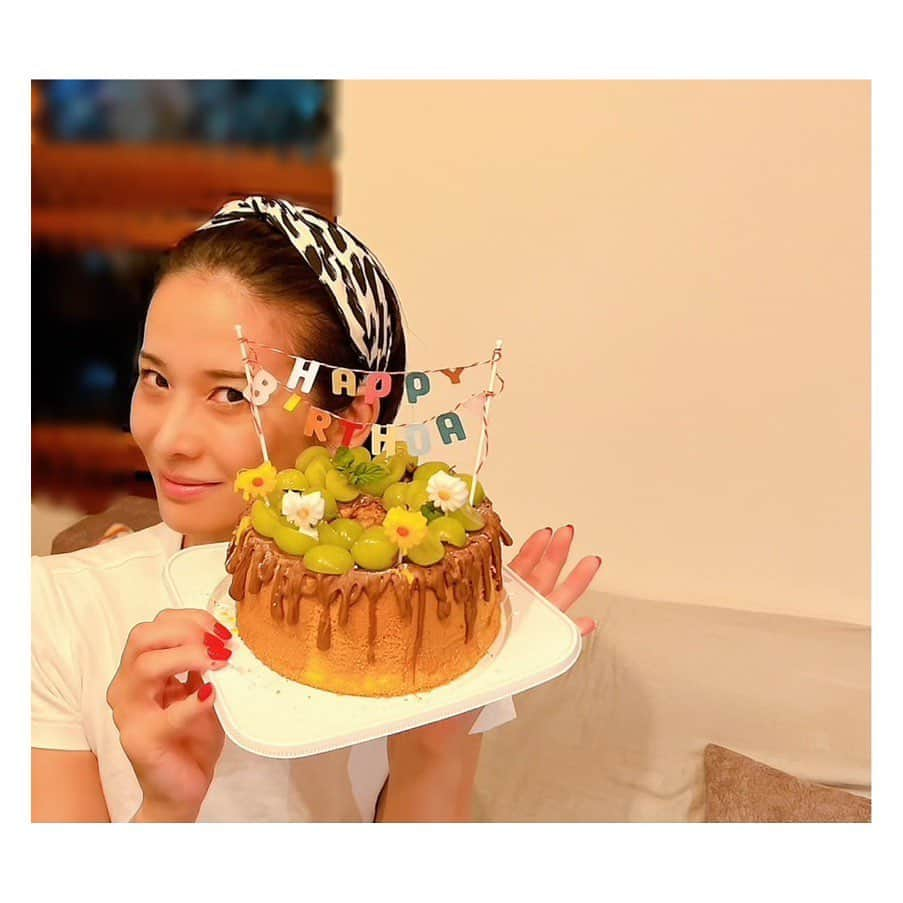 陽月華さんのインスタグラム写真 - (陽月華Instagram)「☆  今年も無事 誕生日を迎えることができました。  ありがとうございます。  いつもの日常を穏やかに過ごした 素晴らしく幸せな誕生日でした。  誕生日やお正月や新しい仕事が始まる前とか なぜか無性に部屋を片付けたくなったり、いつもより気合い入れてお風呂に入りたくなったりするのですが(リニューアル！って気持ちになるのかしら)  とくにそういう気にもならず 地続きのようなかんじで誕生日を迎えて過ごしたいなあ と思った今回の誕生日でした。  なんというのか 自分のなかで変化している 進化なのか鈍感力なのか を感じました。  なんか へぇ。って自分で自分に にやっとしました。  なんか よくわからないけど。  なんか いいかんじです。  心身ともに健やかに 風通しよく ご機嫌なほうに舵を切って そんなふうに日々を重ねていきたいです。  photo @reonyuzuki_official  cake @mayomayo.com_   おもしろくてたのしくておちつく宴にて。超かわいくてスーパー美味しい手作りのケーキ。 中にクリームが入ってて、ひと口ごとにじんわりと幸せ広がる嬉しいケーキでした☺︎ 有難い…。  #9月2日 #2023 #誕生日 #誕生日ケーキ  #甲子園出場校 の#監督 が歳下だと知り#慄いた #夏 が過ぎ #新たな #歳 に#胸踊る #秋 の#予感 が#香る#残暑 の#ある日 。」9月16日 21時02分 - hizukihana_official