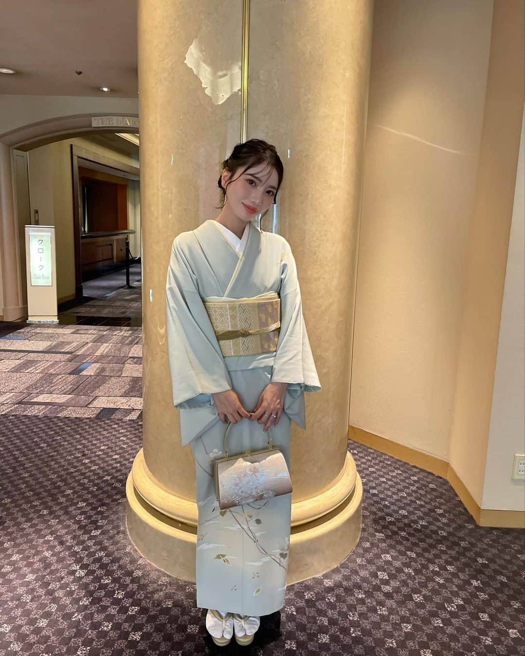 のインスタグラム：「着物テンション上がる🩵  #結婚式コーデ#結婚式お呼ばれ#結婚式ヘアアレンジ#結婚式着物#着物」