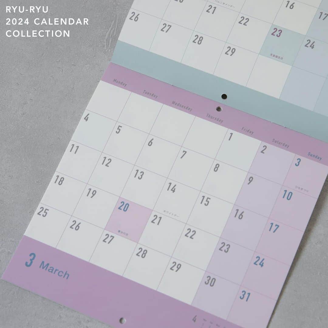 RYU-RYUさんのインスタグラム写真 - (RYU-RYUInstagram)「☆2024カレンダー☆ . こんばんは！ . 本日ご紹介します リュリュのカレンダーはこちらです☆ . 【2か月カレンダー】 . 今回新発売となるカレンダーです！ . 2か月をひと目で確認できる 壁掛けタイプのカレンダーで、 ４箇所に穴が開いていますので 広げても、折り畳んだ状態でも使用できます。 . 広げれば2か月、折り畳めば1か月と ライフスタイルに合わせて、 スペースに合わせて使い分けが可能です。 . シンプルなフォントや 落ち着いた色使いは インテリアにも馴染みやすく、 リビングやベッドルーム、キッチンと 使う場所を選びません。 . シンプルスタイルに欠かせないアイテムとして オススメのカレンダーです✨ . ◼︎2か月カレンダー 壁掛けタイプ サイズ:タテ21cm ×ヨコ21cm(閉じた状態・1か月) タテ42cm x ヨコ21cm(開いた状態・2か月) 本体価格 1.000円＋税 . こちらの商品は、 リュリュのオンラインショップ 『リュリュマーケット』でも ご購入いただけます☆ 画像の商品タグまたは プロフィール欄のアドレスから アクセスしてくださいね😉 . #リュリュ #ryuryu #雑貨 #ステーショナリー #文房具 #文房具好き #カレンダー #ていねいな暮らし #インテリア #シンプルライフ #ミニマル #シンプルスタイル# ミニマル #ミニマリスト #大人かわいい #リュリュ2024カレンダー」9月16日 21時05分 - ryuryu_zakka