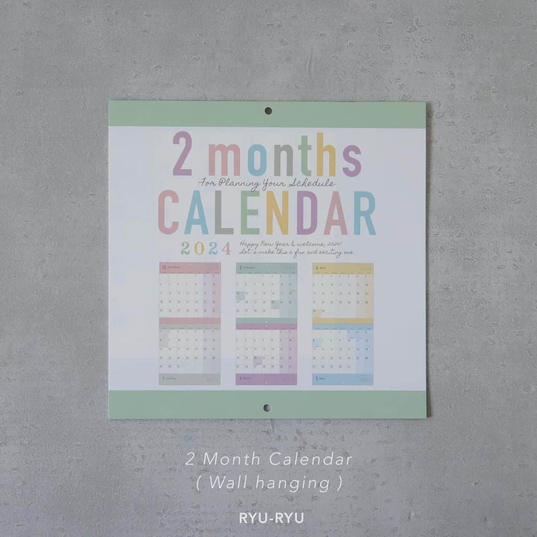 RYU-RYUさんのインスタグラム写真 - (RYU-RYUInstagram)「☆2024カレンダー☆ . こんばんは！ . 本日ご紹介します リュリュのカレンダーはこちらです☆ . 【2か月カレンダー】 . 今回新発売となるカレンダーです！ . 2か月をひと目で確認できる 壁掛けタイプのカレンダーで、 ４箇所に穴が開いていますので 広げても、折り畳んだ状態でも使用できます。 . 広げれば2か月、折り畳めば1か月と ライフスタイルに合わせて、 スペースに合わせて使い分けが可能です。 . シンプルなフォントや 落ち着いた色使いは インテリアにも馴染みやすく、 リビングやベッドルーム、キッチンと 使う場所を選びません。 . シンプルスタイルに欠かせないアイテムとして オススメのカレンダーです✨ . ◼︎2か月カレンダー 壁掛けタイプ サイズ:タテ21cm ×ヨコ21cm(閉じた状態・1か月) タテ42cm x ヨコ21cm(開いた状態・2か月) 本体価格 1.000円＋税 . こちらの商品は、 リュリュのオンラインショップ 『リュリュマーケット』でも ご購入いただけます☆ 画像の商品タグまたは プロフィール欄のアドレスから アクセスしてくださいね😉 . #リュリュ #ryuryu #雑貨 #ステーショナリー #文房具 #文房具好き #カレンダー #ていねいな暮らし #インテリア #シンプルライフ #ミニマル #シンプルスタイル# ミニマル #ミニマリスト #大人かわいい #リュリュ2024カレンダー」9月16日 21時05分 - ryuryu_zakka