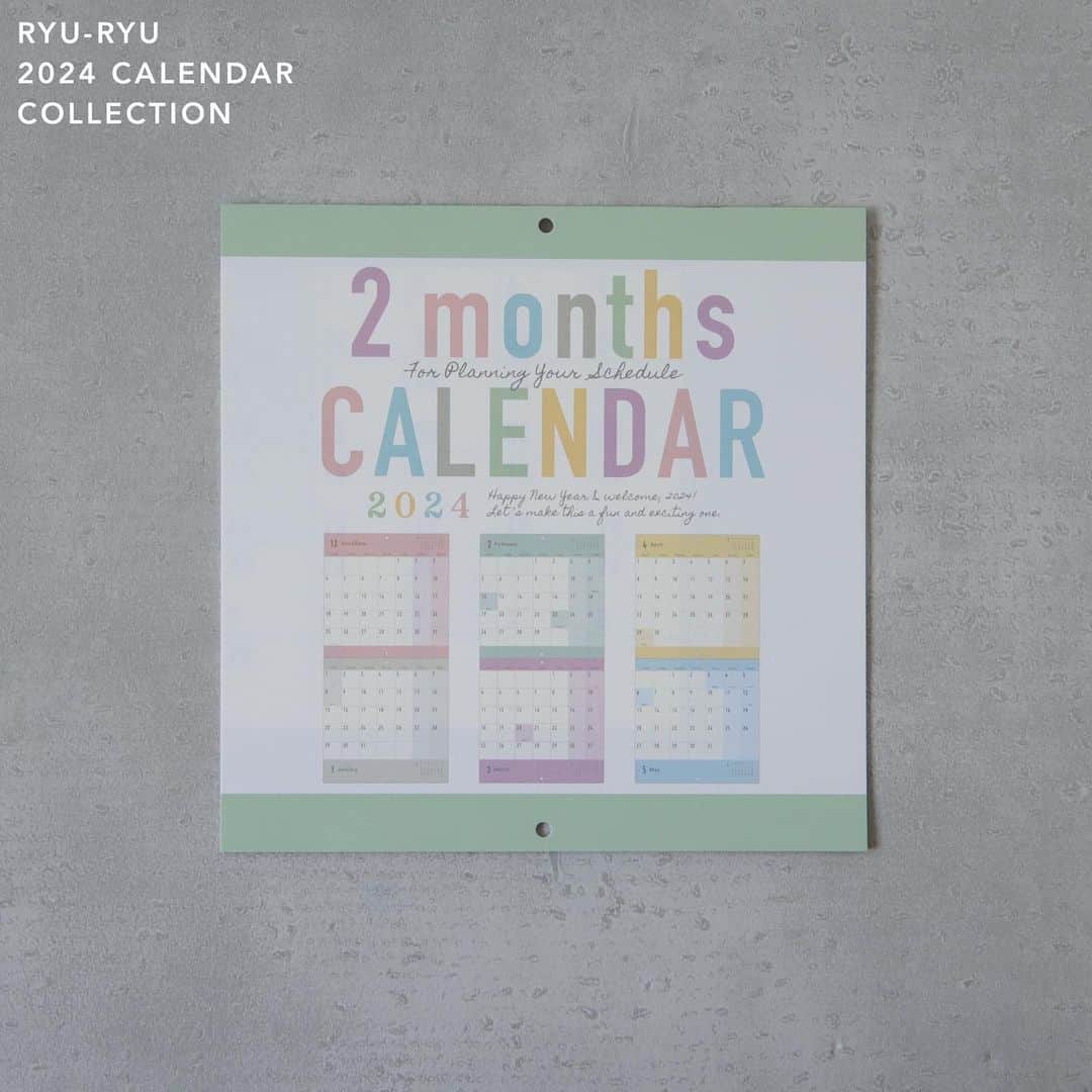 RYU-RYUのインスタグラム：「☆2024カレンダー☆ . こんばんは！ . 本日ご紹介します リュリュのカレンダーはこちらです☆ . 【2か月カレンダー】 . 今回新発売となるカレンダーです！ . 2か月をひと目で確認できる 壁掛けタイプのカレンダーで、 ４箇所に穴が開いていますので 広げても、折り畳んだ状態でも使用できます。 . 広げれば2か月、折り畳めば1か月と ライフスタイルに合わせて、 スペースに合わせて使い分けが可能です。 . シンプルなフォントや 落ち着いた色使いは インテリアにも馴染みやすく、 リビングやベッドルーム、キッチンと 使う場所を選びません。 . シンプルスタイルに欠かせないアイテムとして オススメのカレンダーです✨ . ◼︎2か月カレンダー 壁掛けタイプ サイズ:タテ21cm ×ヨコ21cm(閉じた状態・1か月) タテ42cm x ヨコ21cm(開いた状態・2か月) 本体価格 1.000円＋税 . こちらの商品は、 リュリュのオンラインショップ 『リュリュマーケット』でも ご購入いただけます☆ 画像の商品タグまたは プロフィール欄のアドレスから アクセスしてくださいね😉 . #リュリュ #ryuryu #雑貨 #ステーショナリー #文房具 #文房具好き #カレンダー #ていねいな暮らし #インテリア #シンプルライフ #ミニマル #シンプルスタイル# ミニマル #ミニマリスト #大人かわいい #リュリュ2024カレンダー」