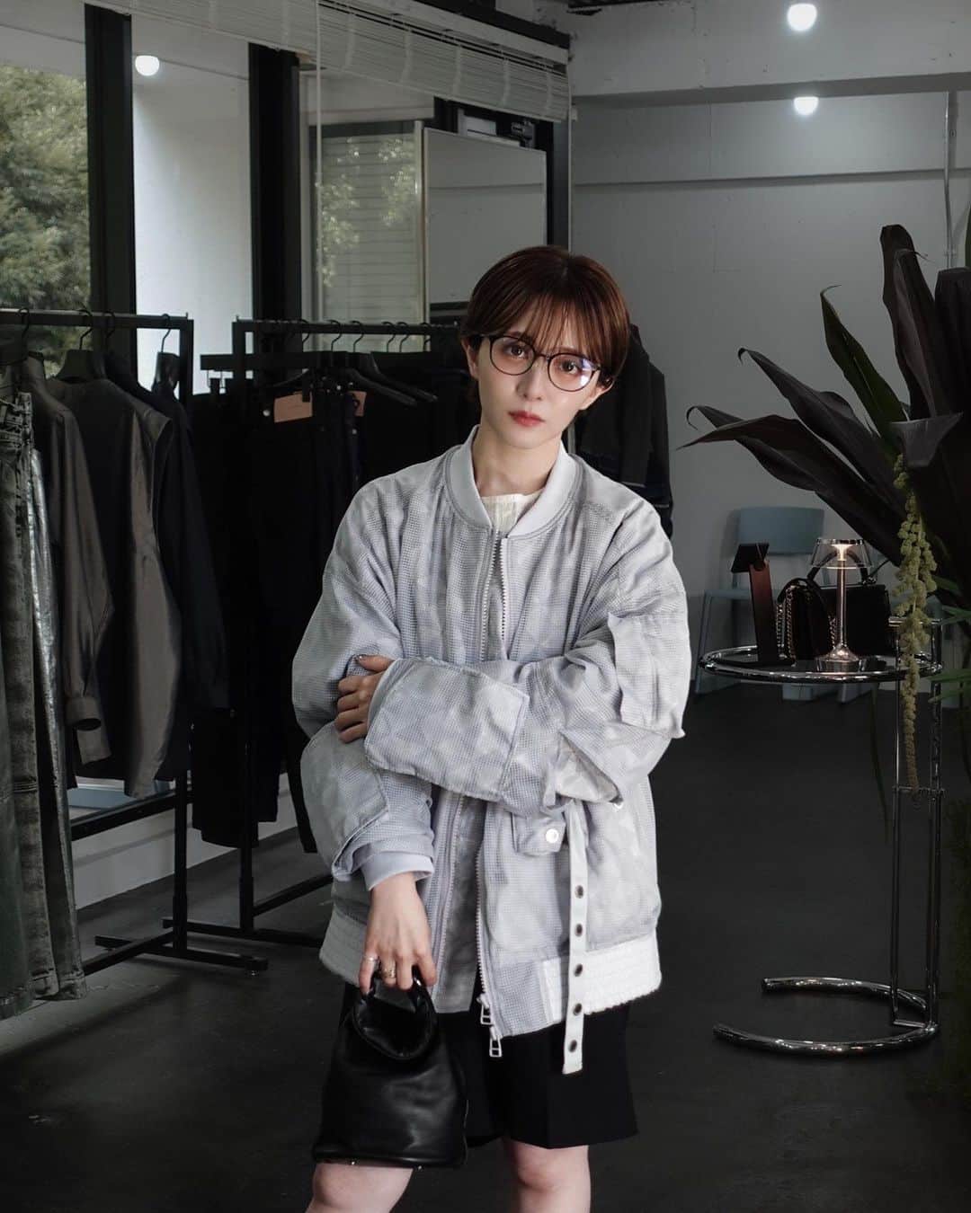 ゆ い りのインスタグラム：「新作かっこよかった👕✨ たくさん着させてもらい、 かっこつけました📸  @sublations_official  #SUBLATIONS」