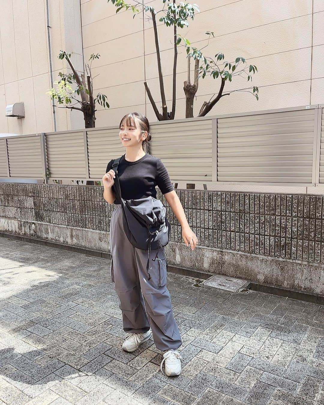 ayacasuさんのインスタグラム写真 - (ayacasuInstagram)「* * * 息子の熱でリスケしてもらってやっと💈 フェイスフレーミングにイメチェン✂︎ @nabe1031 いつもありがとう😉♡ おかんもお迎えありがとうね🫶 ˊ˗ * パラシュートパンツ150cmでも履けた最高👖 150cm / sサイズです𓍯 * * tops / @gu_for_all_  pants / @gu_for_all_  bag / @uniqlo_jp  shoes / @newbalance  * * #フェイスフレーミング #イメチェン #インナーカラー #ヘアカラー  #ママコーデ #男の子ママ #低身長 #低身長コーデ  #低身長ファッション #150cm #150cmコーデ #gu #guコーデ  #ユニクロコーデ #ユニクロ  #uniqlo #30代コーデ #肩掛けバッグ #ショルダーバッグ #プチプラコーデ  #パラシュートパンツ #カーゴパンツ」9月16日 21時06分 - ayk0723