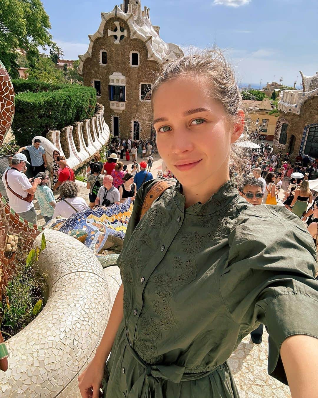 ウリアナ・ドンスコワのインスタグラム：「Barcelona 😍  Этот город покорил моё сердце навсегда 💔   Постаралась захватить максимум за своё недолгое пребывание.   Путешествие в одиночку в такой большой и насыщенный город - лучшее решение 👌   Есть конечно одно НО для того, чтобы путешествовать одной. Я говорю на английском и уже почти говорю на испанском. Если бы я пожила пару месяцев в Испании , то уже свободно бы смогла говорить. Теперь цель заселиться в Испанию на пару месяцев, чтобы раскачать язык до уровня - говорю ✅  Путешествия - это то, что меня наполняет, вдохновляет и заряжает.   Следующая остановка - новая страна в моём списке! Это будет страна номер 40.   P.S. подошел ко мне знакомиться англичанин на площади, хотел позвать выпить кофе. я остановилась из вежливости поболтать, всегда так делаю, даже если мне неинтересно и хочу поскорее уйти. и вот он мне говорит, «ну что, здесь лучше чем в России?» я говорю «нет, Россия лучшая страна в мире». он «ну ладно, пока» 😂」