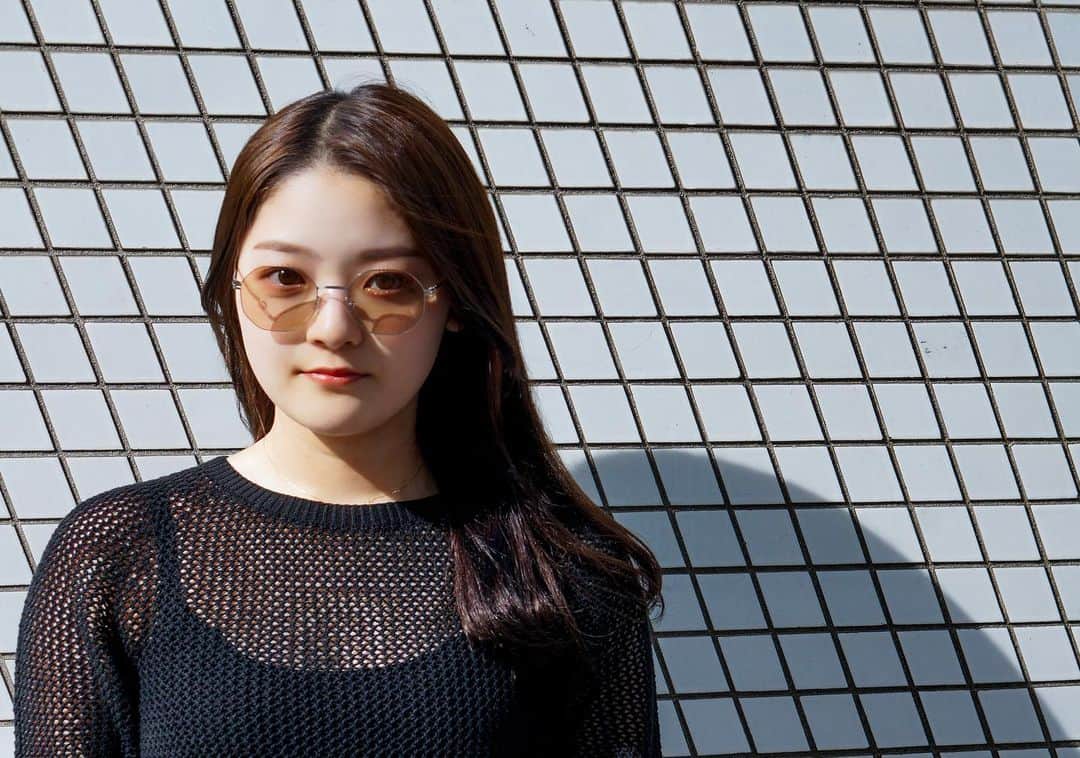 MYKITA SHOP TOKYOのインスタグラム：「【限定生産モデル"KAORI Shinysilver/ Softbrownsolid"】  先週ご紹介した、MYKITA Shop Tokyo、Osaka限定カラー KAORI Shinysilver/ Softbrownsolidの着用画像となります。 丸みのある多角形のレンズシェイプと、温かみのあるレンズカラーは、女性でもトライしていただきやすいモデルとなっております。  Limited Production Model KAORI Shinysilver/ Softbrownsolid  The following are images of the KAORI Shinysilver/Softbrownsolid, a limited edition color of MYKITA Shop Tokyo and Osaka, which we introduced last week. Softbrownsolid" introduced last week. The rounded polygonal lens shape and warm lens color make this model easy for women to try. _____ #mykita  #mykitalessrim  #sunglasses  #sunglassesfashion  #マイキータ  #サングラス」