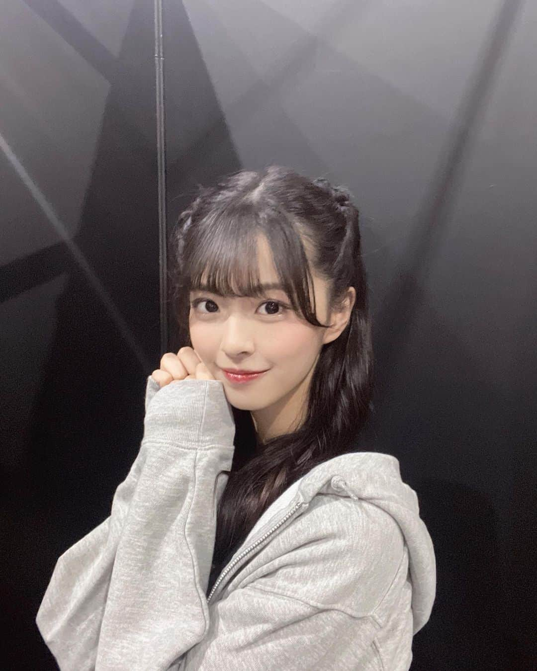 桜田彩叶のインスタグラム：「パーカー女子どうですか？🤍   #アイドル  #アイドルヘア  #ハーフツイン  #ハーフツインアレンジ  #パーカー  #パーカーコーデ  #スプラトゥーン甲子園 ♡」