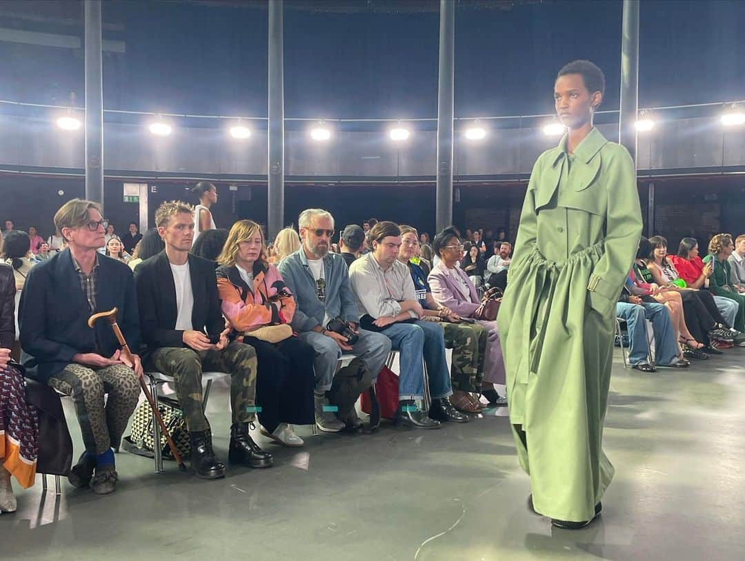 カトリナ･バルフさんのインスタグラム写真 - (カトリナ･バルフInstagram)「Thank you @jw_anderson … exquisite show! So beautiful 🩵 thanks @garethbromell @marywilesmakeup 🩷🩷」9月16日 21時17分 - caitrionabalfe