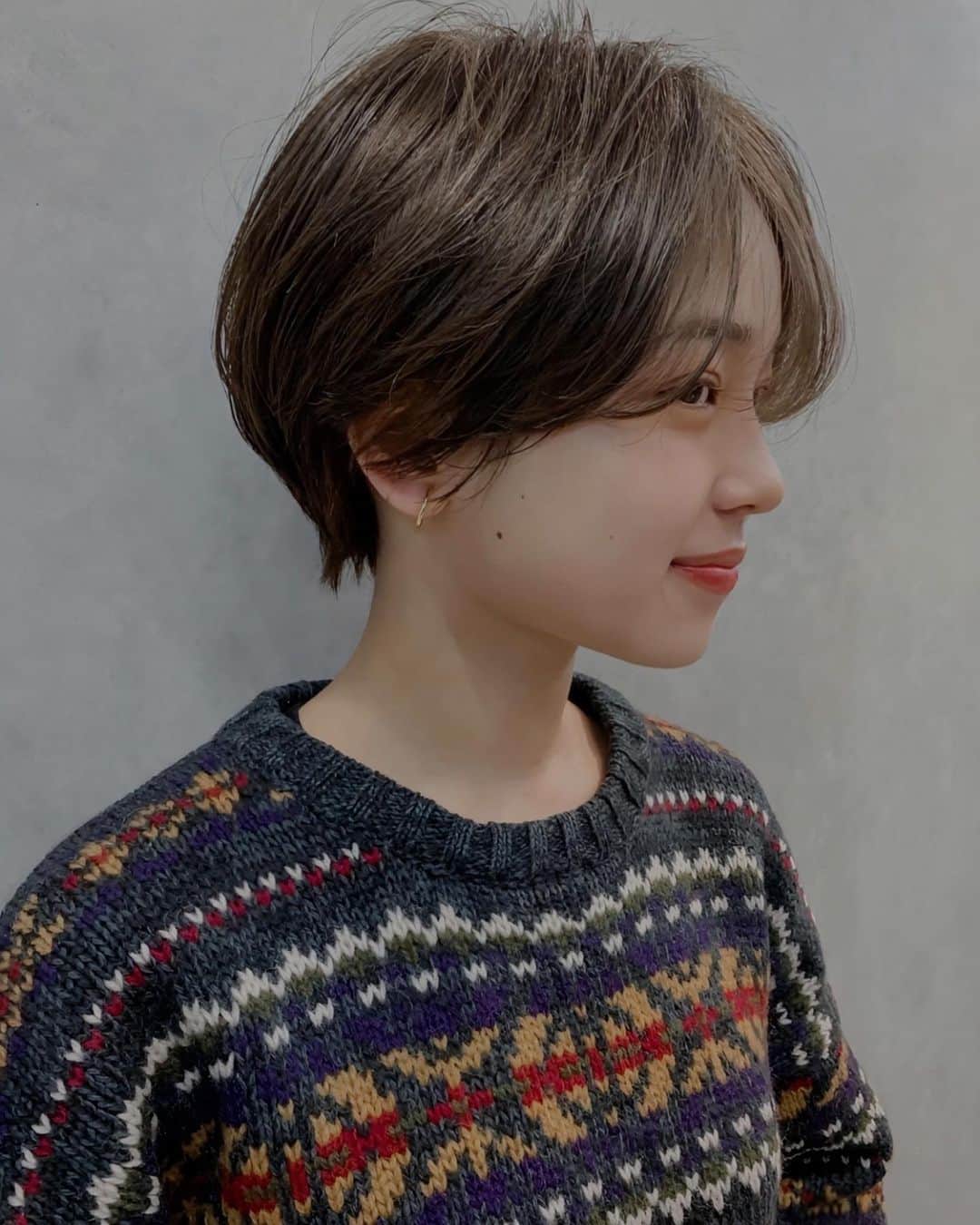 千葉 雄平のインスタグラム：「photo diary / 2023.9.16 　 これをしたら喜ぶかな、とか これしてみたらいいかも、とか  そんなを常に持ちながら 考えて動いてみたらいいじゃないかな  常にそのことを考えて 常にそれを意識して動くと  きっと今までよりもっと多くの 生まれなかったものが生まれるんだと思うよ 　 ____________________________________ 　 　 hairstyle / #ycブリーチカラー #髪質改善トリートメント 　 予約はプロフィールにて▶︎( @yuhei.chiba ) 　 ____________________________________ 　 僕の目標はあなたが 歳を重ねても ヘアデザインやお洒落を 楽しめる未来をつくること  環境や年齢と共に変化する 「悩み」や「なりたい」を 解決し、叶えるために 薬剤知識や技術を常に磨いています  安心して長く通える ヘアライフプランナーとして 携わっていけたら幸いです😌 　 i+toe #イト #表参道 #美容室 #表参道ハイライトカラー #表参道ブリーチカラー #ハイライトカラー #ブリーチカラー #髪質改善 #髪質改善トリートメント」