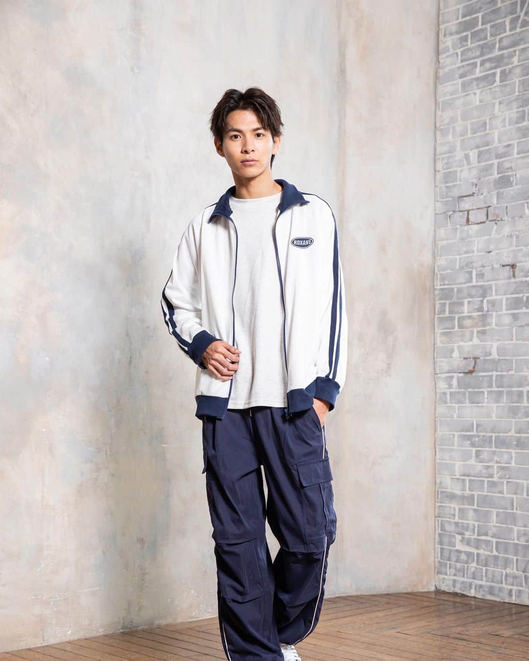 小宮璃央のインスタグラム：「今月の撮影の様子です📷 もう長袖の季節かー、早いですね  柄で合わせる秋のカップルリンクコーデ試してみてください☺︎  #アベイル　#avail #今を着る」