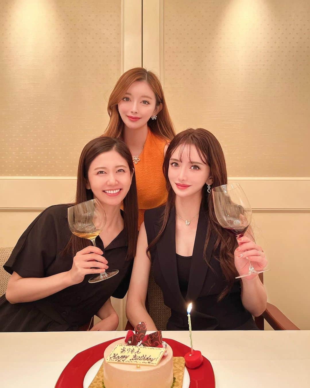 伊東亜梨沙さんのインスタグラム写真 - (伊東亜梨沙Instagram)「大好きな2人が誕生日を祝ってくれました🎂🥂 毎年ありがとう💕 しょっちゅう一緒にいるから写真撮らなくなって、久々に撮ったら家族写真みたいになってる🤣ww . . いくつになってもこうやって祝ってもらえるのは有り難いし嬉しいね🥰てことであと数時間でまた一つ歳をとります✌️笑 . . #mybirthday #birthday #誕生日」9月16日 21時13分 - arisa__917m