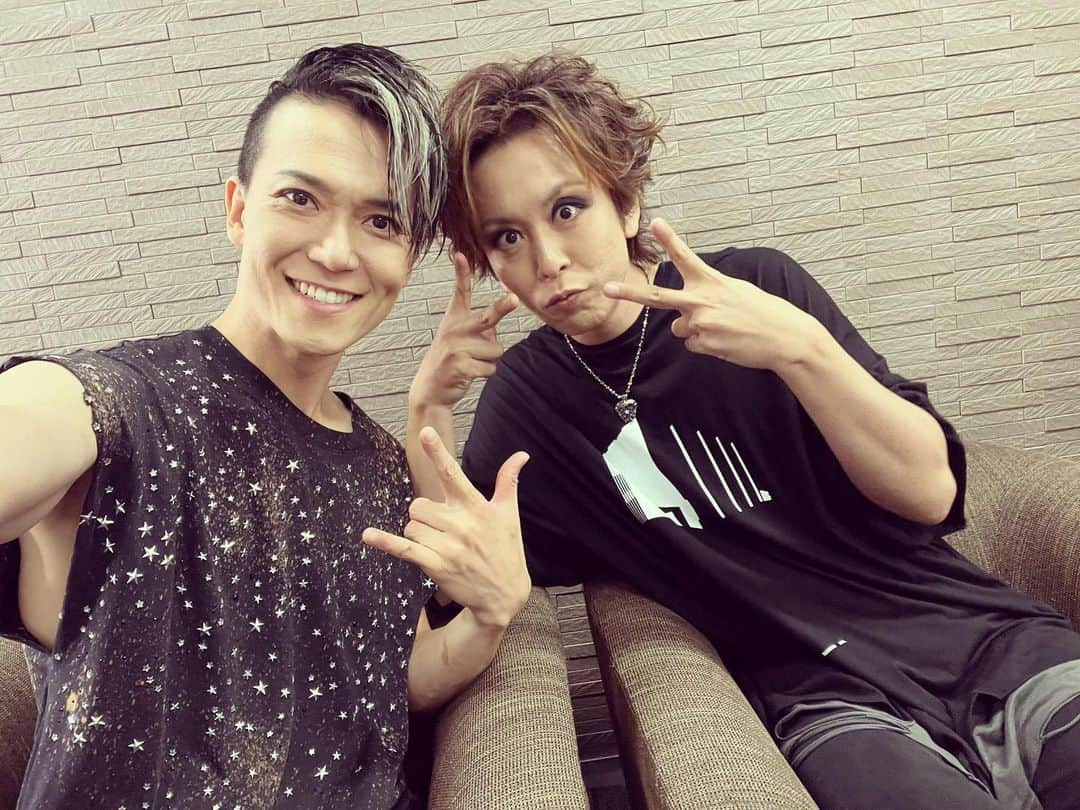 SHINPEIさんのインスタグラム写真 - (SHINPEIInstagram)「9/16（土）渋谷ストリームホール ⁡ TEAM BREAKERZ 15th ANNIVERSARY SPECIAL EVENT & LIVE -僕の声が聴こえる- -君の声が聴こえる- ⁡ 素晴らしい時間だったね ⁡ 最前列から最後列まで、みんなの表情も声援もしっかりと確かめられたよ！ ⁡ 俺たちの思いを受け止めてくれてるな〜って心から実感出来たし、自分自身も本当に熱くなれる時間がそこにはあった ⁡ どうか今日のライブがみんなの力になりますように 次に会える時まで、みんなの日々が幸せで溢れますように もし悲しい事があっても、俺たちの存在が少しでも癒しとなりますように ⁡ ありがとう！ ⁡ これからもよろしく！」9月16日 21時13分 - shinpei_breakerz