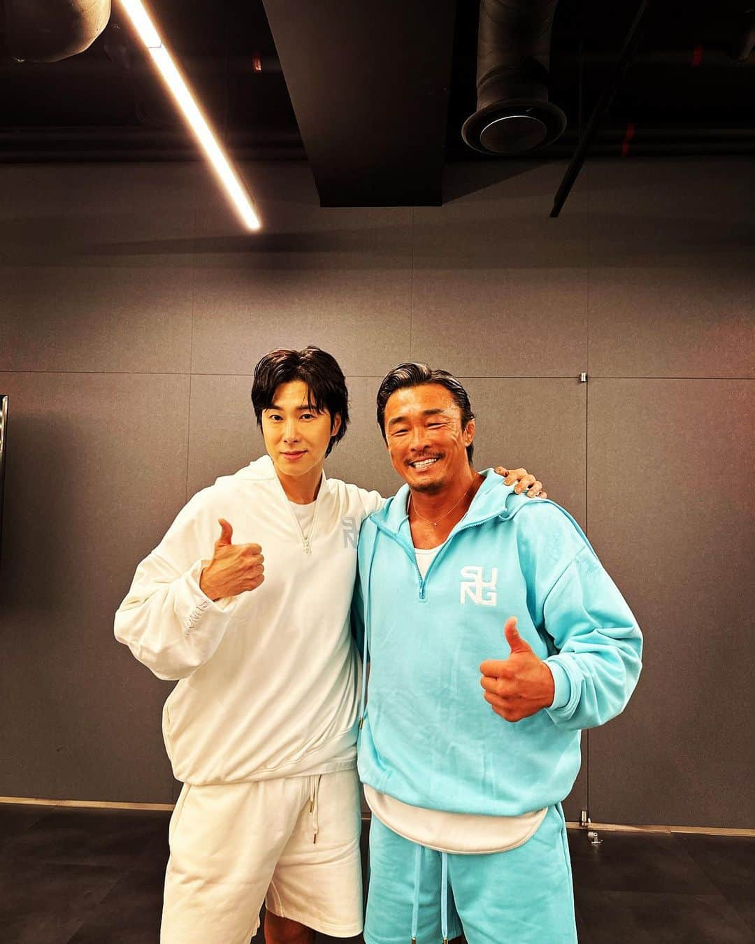 秋山成勲さんのインスタグラム写真 - (秋山成勲Instagram)「Dance with@yunho2154 ‼️  #추성훈 #Choosunghoon #유노윤호 #UKNOW #동방신기 #TVXQ! #R⅓4; #VujaDe #뷰자데 #RedSun #Reality_Show #리얼리티쇼」9月16日 21時13分 - akiyamachoo