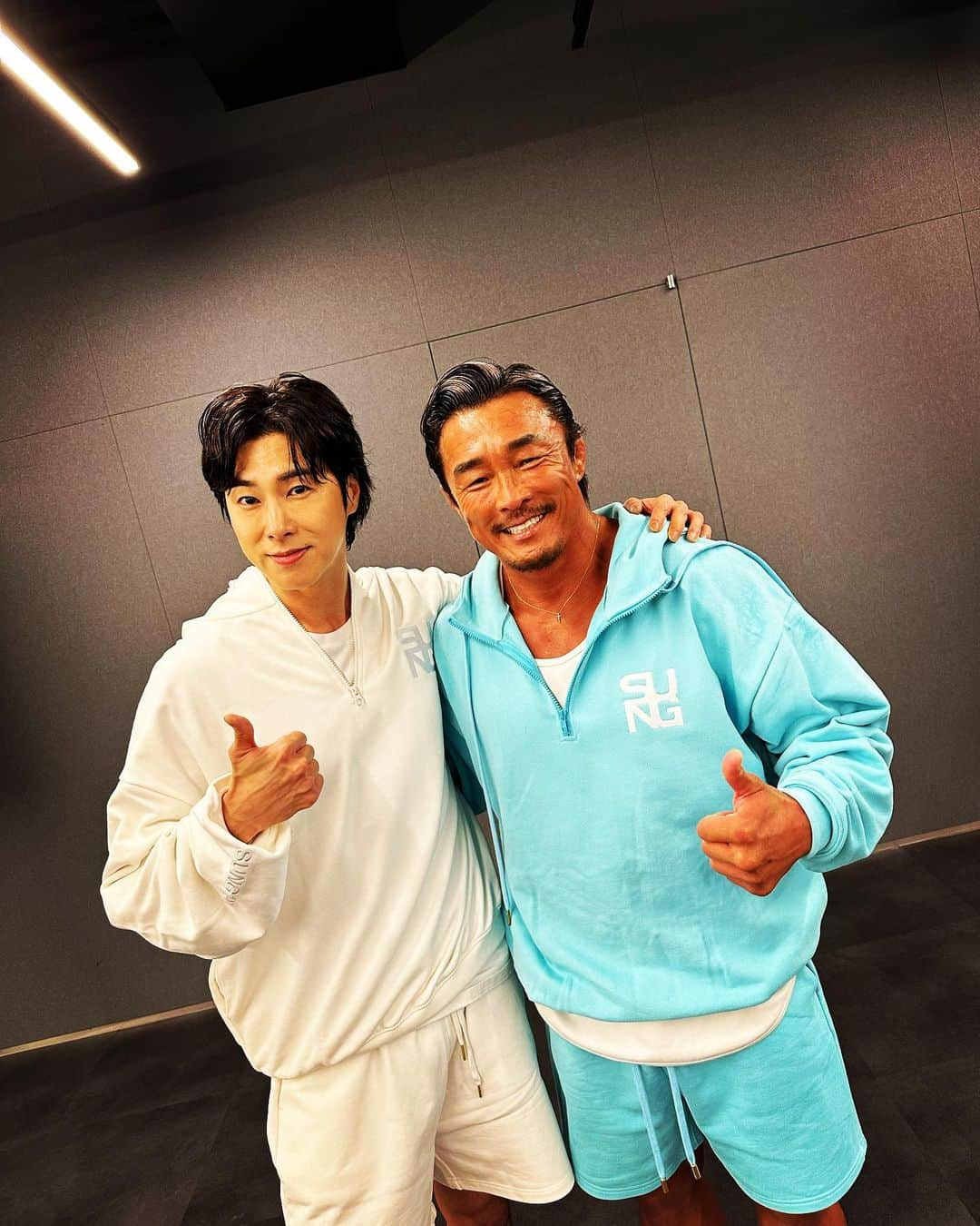 秋山成勲のインスタグラム：「Dance with@yunho2154 ‼️  #추성훈 #Choosunghoon #유노윤호 #UKNOW #동방신기 #TVXQ! #R⅓4; #VujaDe #뷰자데 #RedSun #Reality_Show #리얼리티쇼」