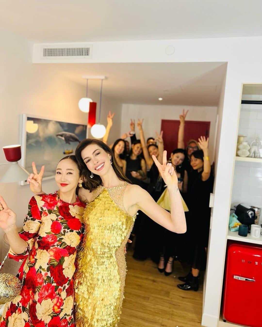 神崎恵のインスタグラム：「・ ・ New Yorkにて開催された、 資生堂　「バイタルパーフェクション」のグローバルイベントに出席しました。 数十年の研究をもとに、エイジングケアという枠を超え肌本来のプロセスに調和し働きかけ肌の潜在能力を引き出す。 バイタルパーフェクションの新たなメッセージ 「Potential Has No Age~可能性は歳をとらない〜」 を目で、肌で、耳で体感できるイベントでした。 グローバルアンバザーに就任したアン・ハサウェイさんのスピーチは、深く心に触れるものでした。  「常に好奇心を持ち、自分を育てること。 成長は人生で最も貴重な贈り物だから。」 「年齢という概念が人としての内なる成長や美の追求のハードルになってしまっていると誤解されているのはとても残念な事です。むしろ、年齢を重ねる、という事は自分に対するギフトとして喜んで受け取りたいと思うのです。 年を重ねる事を考えるとそれだけでワクワクするし、自分自身の事をより深く知る機会になると考えています。多くの人に、常に可能性を追い求めることができることに対する喜びを感じてもらえたら嬉しいです。」  肌を育てることで、可能性の扉を開くことができる。 肌をとおし、自分を、人生を豊かにすることができる。 スキンケアのパワー、そして年を重ねることができる自分への喜びを改めて感じることができました。 1、２枚目の画像はイベント後のbackstageで。 アンのハグが温かすぎてみんなで涙するという。 溢れるやさしさに包まれた時間でした。 後ろで見守ってくれているのは、アンさまチームと資生堂グローバルチーム、ジャパンチーム。 ひとりのひととして、日本の美容家として、素晴らしい経験ができたことに感謝です。  @shiseido @shiseido_japan  @annehathaway  #ShiseidoxAnneHathaway #PotentialHasNoAge #VitalPerfection #資生堂 #shiseido #バイタルパーフェクション」