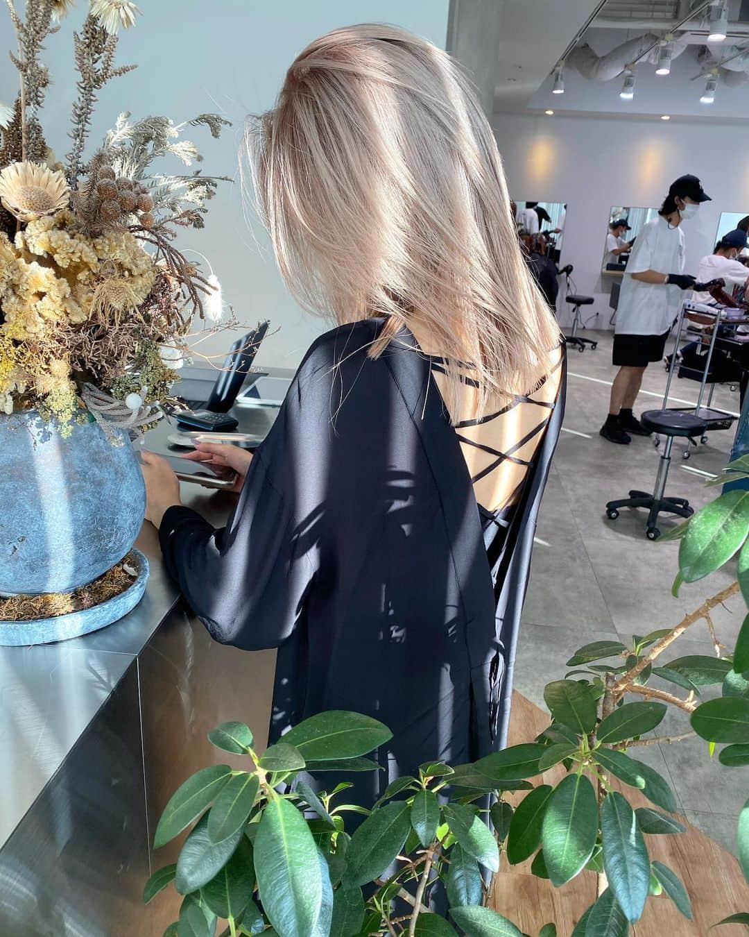 MORIZO カラースペシャリストのインスタグラム：「blond.. スタイリングはあまりしないでサラッと仕上げてもいい感じになる色み」
