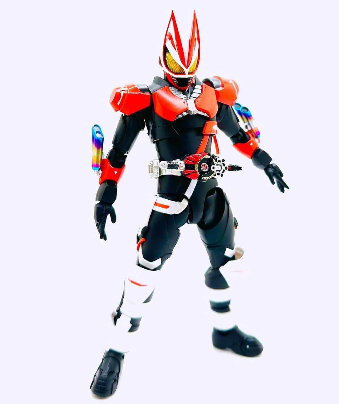 落合福嗣のインスタグラム：「#SHフィギュアーツ #仮面ライダーギーツブーストマグナムフォーム  マグナムブースト発売からわくわくして待っていたブーストマグナム  差し替えでフィーバーフォームにできるけど個人的にはシンプルに上下の色合わせただけの方が好き」