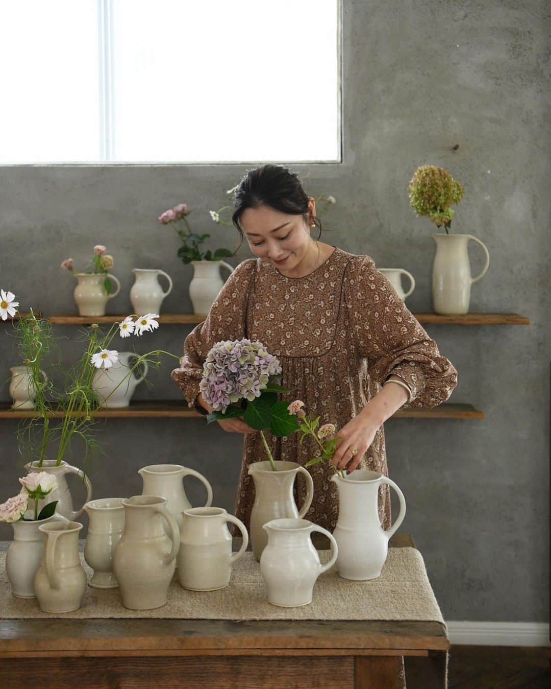 masakiさんのインスタグラム写真 - (masakiInstagram)「花と器が好き♡ 他にも好きなものはたくさんあるけれど、 この組み合わせは大好物♡ 器にはおいしい料理が、 花器には癒しの花が。 わたしのまわりには物が溢れているけれど、 美しいもの眺めて眼にふれて、 そしてしこたま使うことで 忙しい毎日も充実してます☺️」9月16日 21時21分 - mogurapicassowols