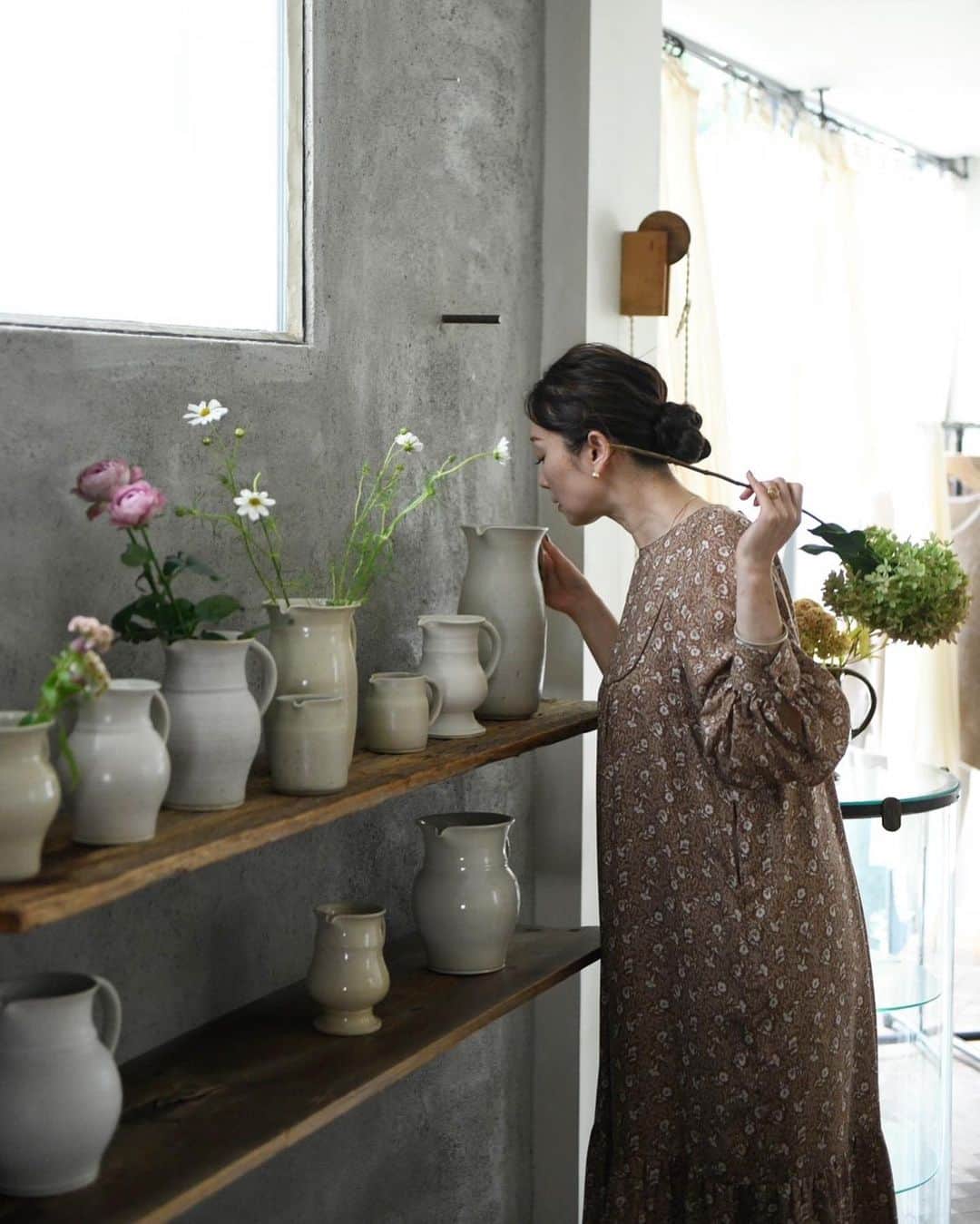 masakiさんのインスタグラム写真 - (masakiInstagram)「花と器が好き♡ 他にも好きなものはたくさんあるけれど、 この組み合わせは大好物♡ 器にはおいしい料理が、 花器には癒しの花が。 わたしのまわりには物が溢れているけれど、 美しいもの眺めて眼にふれて、 そしてしこたま使うことで 忙しい毎日も充実してます☺️」9月16日 21時21分 - mogurapicassowols