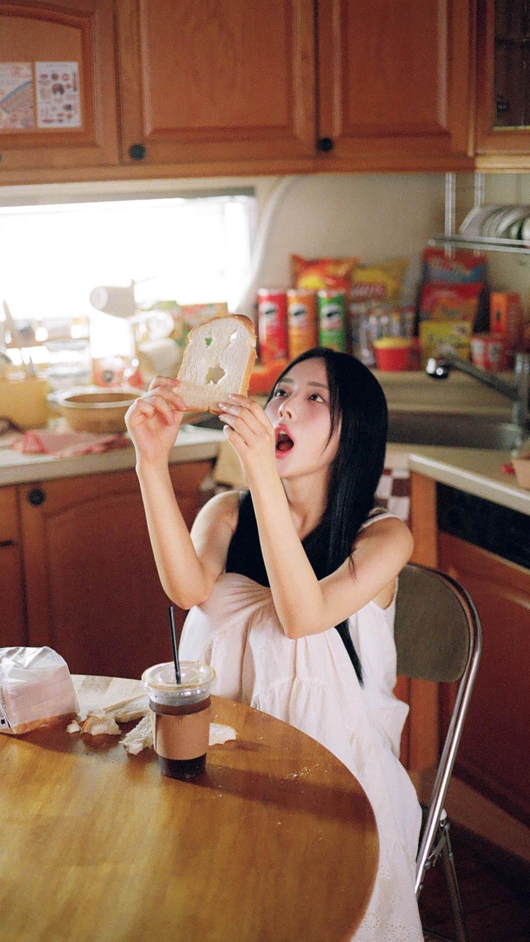 リュリのインスタグラム：「입닫고 빵먹어🍞🥛」