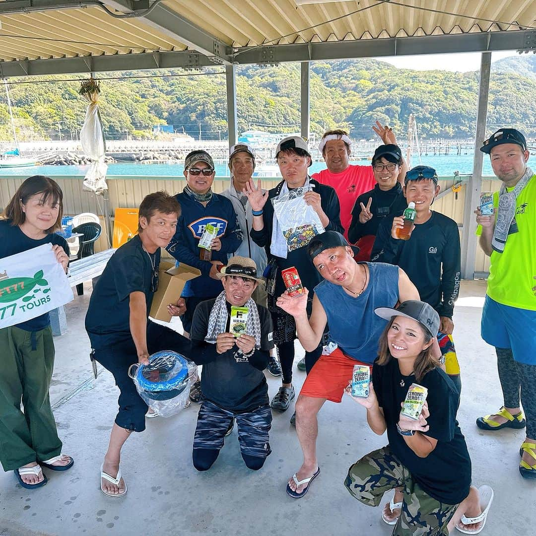 渕上万莉 さんのインスタグラム写真 - (渕上万莉 Instagram)「タチウオジギング🐉✨  今日は大阪湾🛥  小島漁港から#海蔵丸 さんにお世話になり七夕ツアー🎋 @tanabatatours77  で集まってくれたメンバーでまったり楽しんできました🙌🏽🌴  まったり過ぎるぐらい平和な海で🕊 みんなで宴会♨️🍺 休憩ばっかり🤣🤣❗️（笑）  釣ったタチウオをすぐに捌いて BBQで焼いて食べたよ❣️  船長が美味しい焼肉屋さん 【じゃりんこ】さんのお肉を用意してくれて贅沢にいただきました😍🍖 大阪最南端の焼肉屋さんらしい🌴 @yakiniku_jarinko   今回は名札📛作れなかったから みんなの名前、わかるように写真に記載しとくね😎（笑）  船長、参加してくれた皆さま本当にありがとう🥰 また一緒に釣り出来るといいなぁ🎣✨✨  小島漁港は 駐車場も船から近くて船乗る場合は無料🙆🏾‍♀️ キレイな公衆トイレ🚽もあって港にBBQスペースもあるからかなり快適🥹☀️  来月はにっしゃんと2人で 海蔵丸さんで【タチウオテンヤ女子会】 を企画しています😆🙌🏽❣️  日にちは10/23(月)小潮 詳細は追ってお知らせしますね☺️✨  ■2023.9.16 大阪府　小島漁港 海蔵丸　タチウオジギング便  #タチウオジギング #大阪湾タチウオ #タチウオ #タチウオ釣り #太刀魚 #小島漁港 #赤松沖 #釣り #釣りイベント #七夕ツアー #フッチー #渕上万莉」9月16日 21時21分 - mari_fuchigami