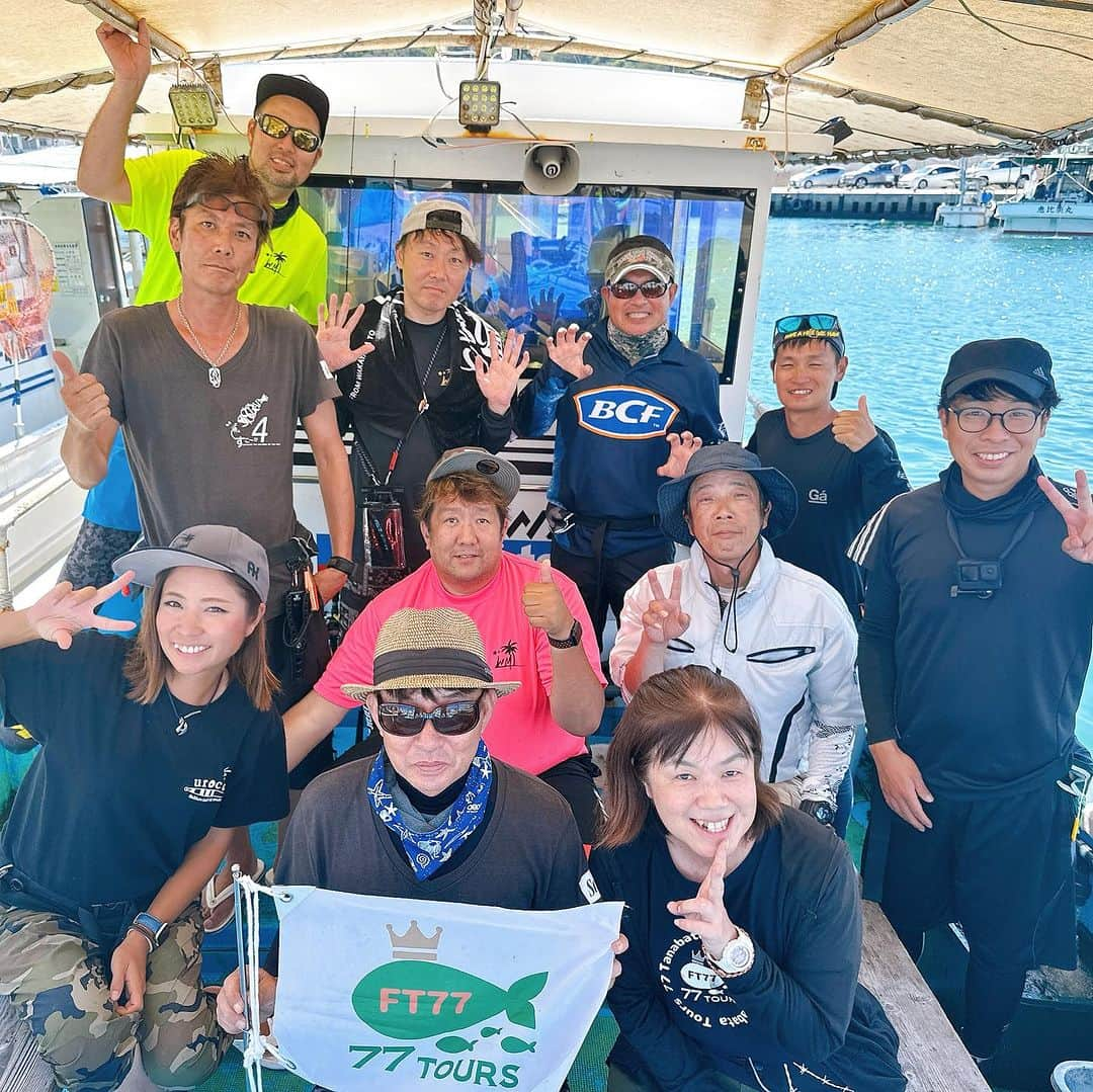 渕上万莉 さんのインスタグラム写真 - (渕上万莉 Instagram)「タチウオジギング🐉✨  今日は大阪湾🛥  小島漁港から#海蔵丸 さんにお世話になり七夕ツアー🎋 @tanabatatours77  で集まってくれたメンバーでまったり楽しんできました🙌🏽🌴  まったり過ぎるぐらい平和な海で🕊 みんなで宴会♨️🍺 休憩ばっかり🤣🤣❗️（笑）  釣ったタチウオをすぐに捌いて BBQで焼いて食べたよ❣️  船長が美味しい焼肉屋さん 【じゃりんこ】さんのお肉を用意してくれて贅沢にいただきました😍🍖 大阪最南端の焼肉屋さんらしい🌴 @yakiniku_jarinko   今回は名札📛作れなかったから みんなの名前、わかるように写真に記載しとくね😎（笑）  船長、参加してくれた皆さま本当にありがとう🥰 また一緒に釣り出来るといいなぁ🎣✨✨  小島漁港は 駐車場も船から近くて船乗る場合は無料🙆🏾‍♀️ キレイな公衆トイレ🚽もあって港にBBQスペースもあるからかなり快適🥹☀️  来月はにっしゃんと2人で 海蔵丸さんで【タチウオテンヤ女子会】 を企画しています😆🙌🏽❣️  日にちは10/23(月)小潮 詳細は追ってお知らせしますね☺️✨  ■2023.9.16 大阪府　小島漁港 海蔵丸　タチウオジギング便  #タチウオジギング #大阪湾タチウオ #タチウオ #タチウオ釣り #太刀魚 #小島漁港 #赤松沖 #釣り #釣りイベント #七夕ツアー #フッチー #渕上万莉」9月16日 21時21分 - mari_fuchigami