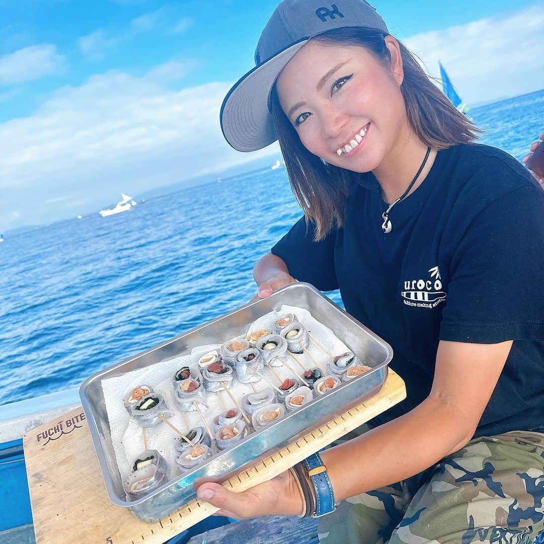 渕上万莉 のインスタグラム：「タチウオジギング🐉✨  今日は大阪湾🛥  小島漁港から#海蔵丸 さんにお世話になり七夕ツアー🎋 @tanabatatours77  で集まってくれたメンバーでまったり楽しんできました🙌🏽🌴  まったり過ぎるぐらい平和な海で🕊 みんなで宴会♨️🍺 休憩ばっかり🤣🤣❗️（笑）  釣ったタチウオをすぐに捌いて BBQで焼いて食べたよ❣️  船長が美味しい焼肉屋さん 【じゃりんこ】さんのお肉を用意してくれて贅沢にいただきました😍🍖 大阪最南端の焼肉屋さんらしい🌴 @yakiniku_jarinko   今回は名札📛作れなかったから みんなの名前、わかるように写真に記載しとくね😎（笑）  船長、参加してくれた皆さま本当にありがとう🥰 また一緒に釣り出来るといいなぁ🎣✨✨  小島漁港は 駐車場も船から近くて船乗る場合は無料🙆🏾‍♀️ キレイな公衆トイレ🚽もあって港にBBQスペースもあるからかなり快適🥹☀️  来月はにっしゃんと2人で 海蔵丸さんで【タチウオテンヤ女子会】 を企画しています😆🙌🏽❣️  日にちは10/23(月)小潮 詳細は追ってお知らせしますね☺️✨  ■2023.9.16 大阪府　小島漁港 海蔵丸　タチウオジギング便  #タチウオジギング #大阪湾タチウオ #タチウオ #タチウオ釣り #太刀魚 #小島漁港 #赤松沖 #釣り #釣りイベント #七夕ツアー #フッチー #渕上万莉」