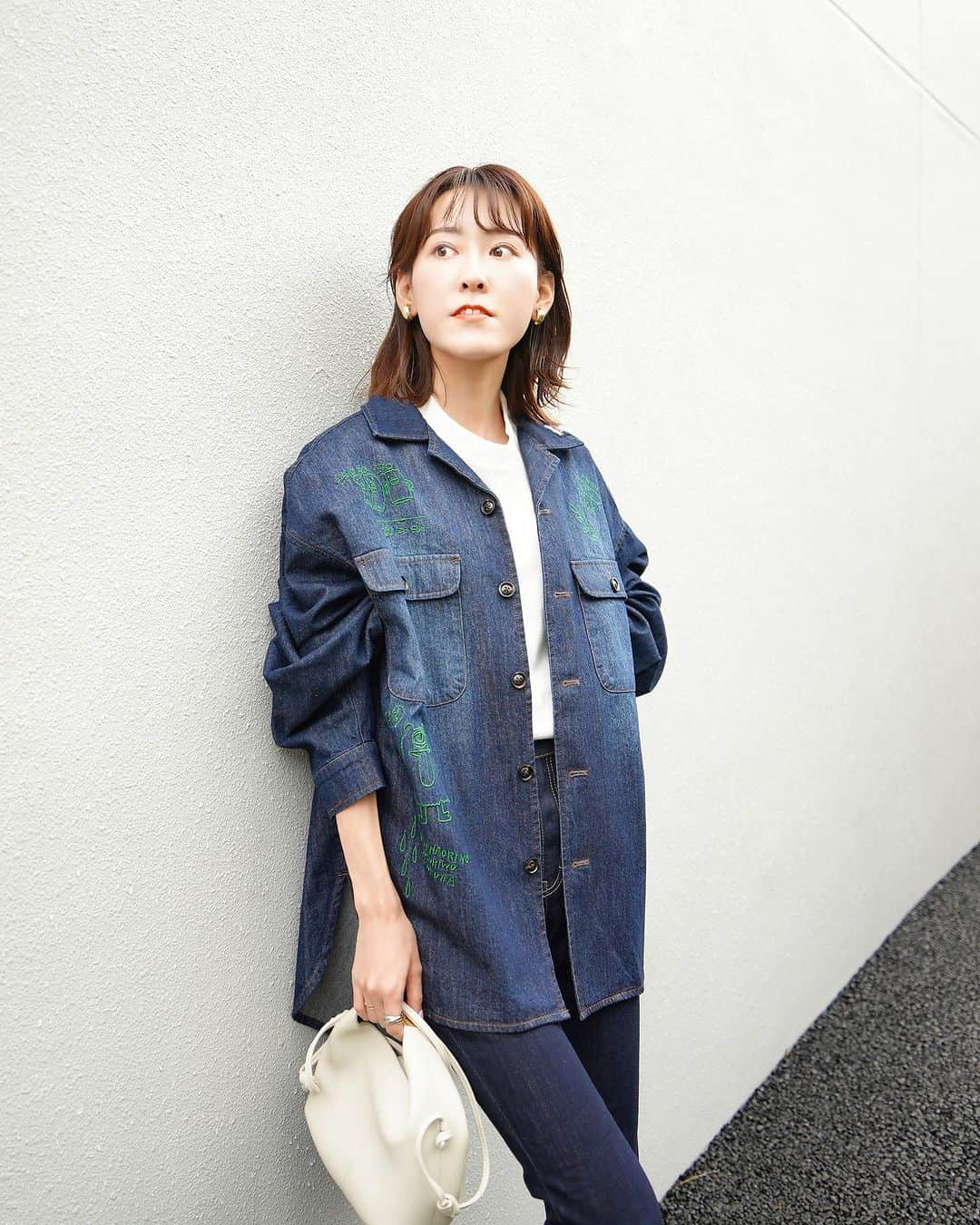 高橋晴香のインスタグラム：「⁡ #coordinate ⁡ ⁡ デニムonデニムコーデ👖 ⁡ ⁡ ジャケット、オーバーサイズで着やすくて◎ ⁡ ⁡ 刺繍が入ってたり、胸元のポケットだったり遊び心ある感じも🥰👌 ⁡ ⁡ コーデの着回しきくし、ユニセックスで着れる✨ ⁡ ⁡ @scolar_netshop  ⁡ @scolar_official  ⁡ ⁡ #コーデ  #code #outfit #ootd #fashion #お洋服 #晴香コーデ #ScoLar #スカラー#scolar_ootd #scolar公式PR #個性的 #ハデカワ #着るアート #coordinate  #デニムコーデ  #大人カジュアル #カジュアルコーデ #きれいめカジュアル #秋コーデ #デニムジャケット」