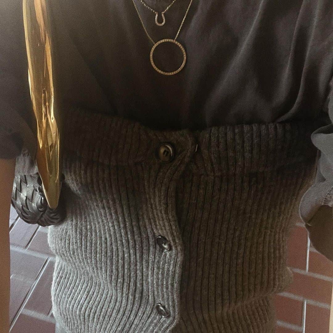 正中雅子さんのインスタグラム写真 - (正中雅子Instagram)「popup styling day3🤍🩶🤍  knit booster✖️eco leather pants  このスタイリングにインナー変えて、小物変えて。。のスタイリングがこの秋多くなりそう🫶✨  素材感を楽しめるのとニットブースターあったら スタイリング新鮮になって今年ひとつは持ってたいよね♡  今日も着てた☆→3枚目4枚目👀  pre order 9.15 fri 12:00---9.19 tue 23:59  #MACHATT #masaco服」9月16日 21時24分 - masacoshonaka