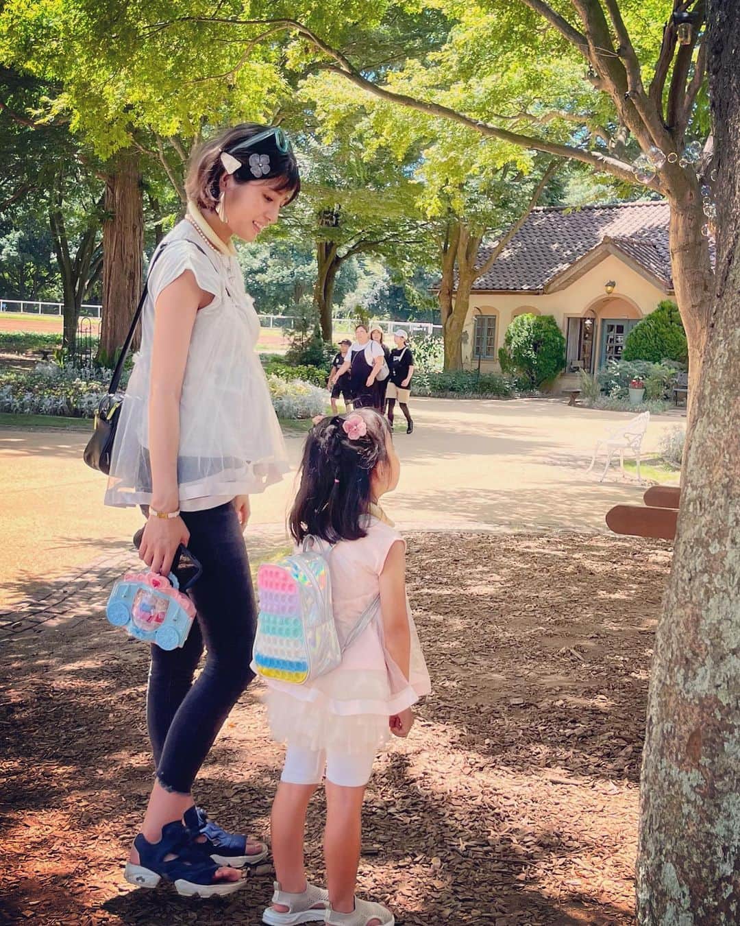 寺本愛美のインスタグラム：「まって びっくり 「おそろい服とピン」って言ったくせに 全然 ピン見えてないじゃんね。 そして 帽子かぶってたり 着替えたりで 全然映ってる写真ないっていう。 かろうじて 写ってる写真🤳  改めて 「おそろい服とピン」」