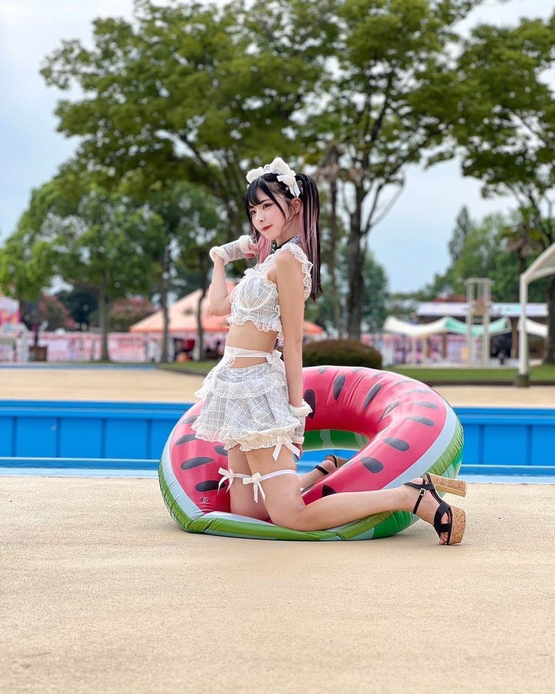 ごみちゃんのインスタグラム：「こんなメイド雇いませんかにゃーーー🐱   #近代麻雀水着祭  #キンマー  #水着  #撮影会  #撮影会モデル  #水着撮影  #ツインテール  #マリームーン  #地雷系女子  #アイドル  #水着女子  #水着コーデ  #グラビア  #コスプレ  #コスプレイヤー  #コスプレ撮影  #malymoon  #猫コスプレ  #メイド服  #メイドコスプレ  #ハロウィンコスプレ」